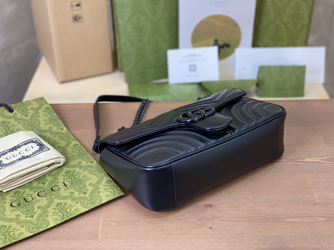 🔹正品原厂皮 𝑴𝒂𝒓𝒎𝒐𝒏𝒕中号黑扣 P 这款𝑮𝒖𝒄𝒄* 𝑴𝒂𝒓𝒎𝒐𝒏𝒕系列中号链条肩背包采用柔和而不失挺括的结构设计，配以饰有双G造型配件的超大号翻盖扣。滑链肩带设计精巧，背法多样，可在肩背和手提之间自由转换。这款在《古*爱的进行曲》系列中亮相的配饰采用绗缝V形皮革，搭配配有单色调配件。 型号 443497 尺寸 26*15*7cm