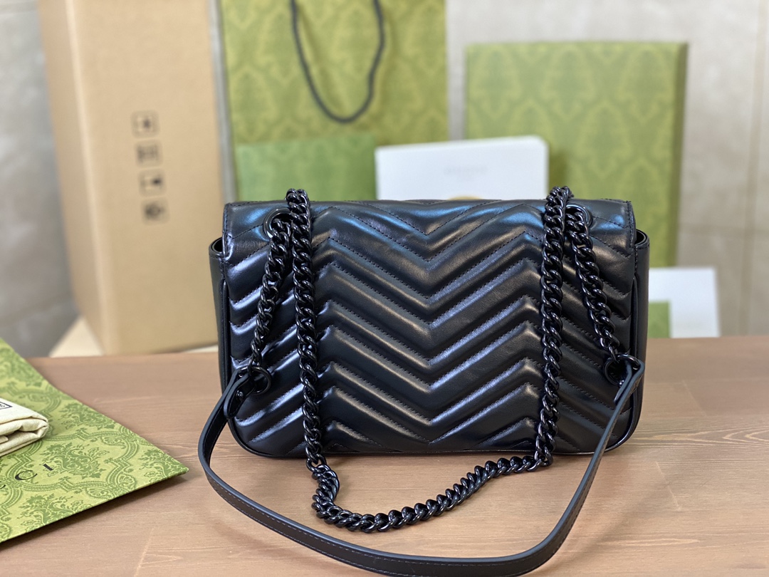 🔹正品原厂皮 𝑴𝒂𝒓𝒎𝒐𝒏𝒕中号黑扣 P 这款𝑮𝒖𝒄𝒄* 𝑴𝒂𝒓𝒎𝒐𝒏𝒕系列中号链条肩背包采用柔和而不失挺括的结构设计，配以饰有双G造型配件的超大号翻盖扣。滑链肩带设计精巧，背法多样，可在肩背和手提之间自由转换。这款在《古*爱的进行曲》系列中亮相的配饰采用绗缝V形皮革，搭配配有单色调配件。 型号 443497 尺寸 26*15*7cm