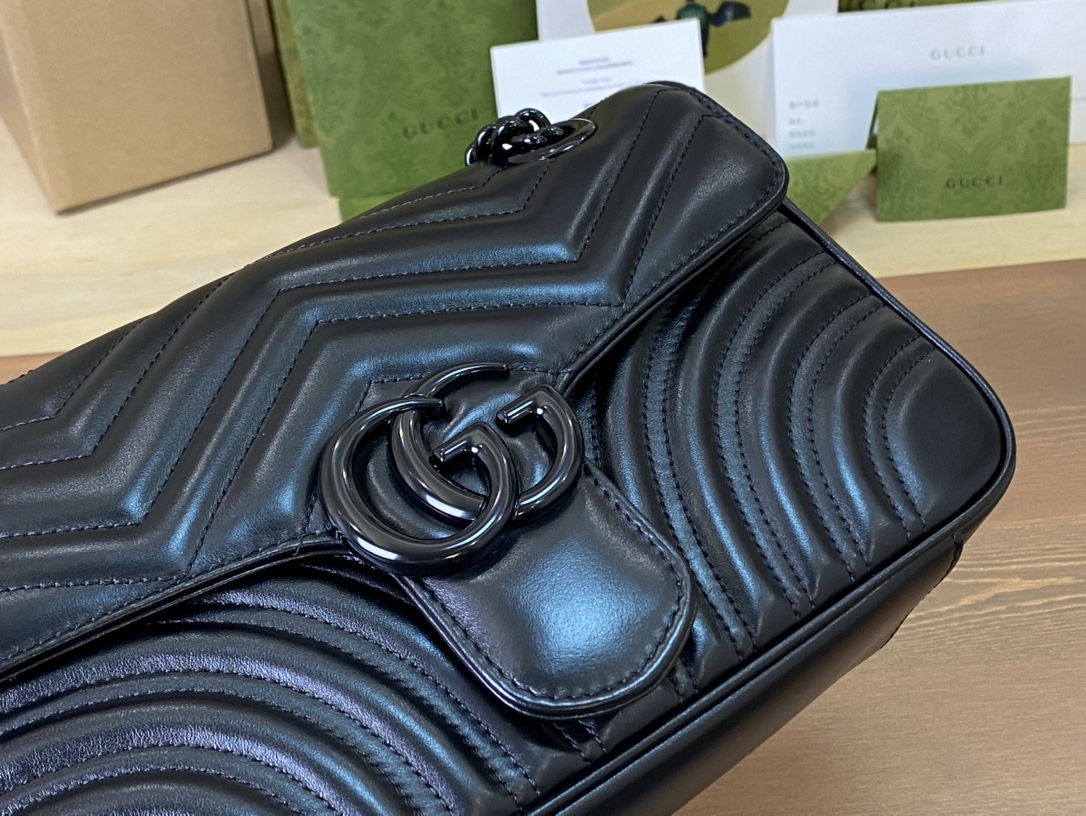 🔹正品原厂皮 𝑴𝒂𝒓𝒎𝒐𝒏𝒕中号黑扣 P 这款𝑮𝒖𝒄𝒄* 𝑴𝒂𝒓𝒎𝒐𝒏𝒕系列中号链条肩背包采用柔和而不失挺括的结构设计，配以饰有双G造型配件的超大号翻盖扣。滑链肩带设计精巧，背法多样，可在肩背和手提之间自由转换。这款在《古*爱的进行曲》系列中亮相的配饰采用绗缝V形皮革，搭配配有单色调配件。 型号 443497 尺寸 26*15*7cm