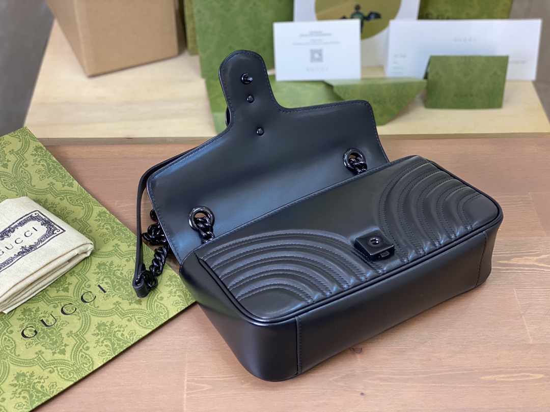 🔹正品原厂皮 𝑴𝒂𝒓𝒎𝒐𝒏𝒕中号黑扣 P 这款𝑮𝒖𝒄𝒄* 𝑴𝒂𝒓𝒎𝒐𝒏𝒕系列中号链条肩背包采用柔和而不失挺括的结构设计，配以饰有双G造型配件的超大号翻盖扣。滑链肩带设计精巧，背法多样，可在肩背和手提之间自由转换。这款在《古*爱的进行曲》系列中亮相的配饰采用绗缝V形皮革，搭配配有单色调配件。 型号 443497 尺寸 26*15*7cm