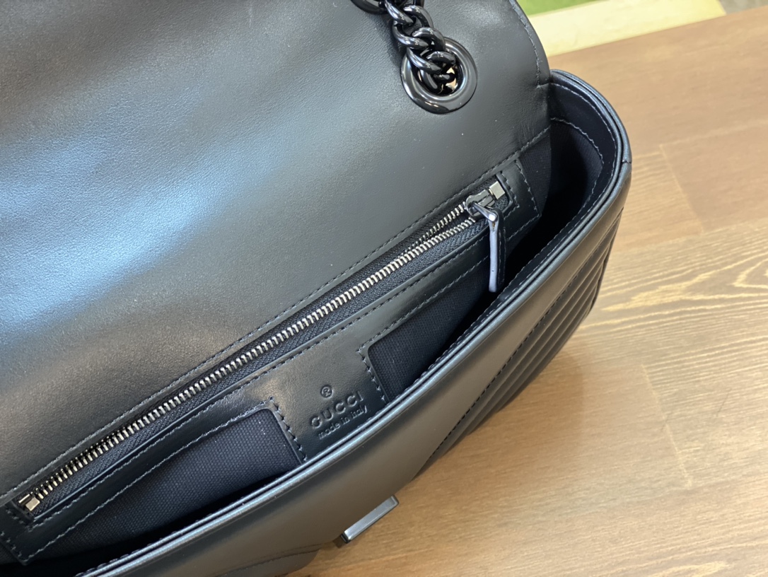 🔹正品原厂皮 𝑴𝒂𝒓𝒎𝒐𝒏𝒕中号黑扣 P 这款𝑮𝒖𝒄𝒄* 𝑴𝒂𝒓𝒎𝒐𝒏𝒕系列中号链条肩背包采用柔和而不失挺括的结构设计，配以饰有双G造型配件的超大号翻盖扣。滑链肩带设计精巧，背法多样，可在肩背和手提之间自由转换。这款在《古*爱的进行曲》系列中亮相的配饰采用绗缝V形皮革，搭配配有单色调配件。 型号 443497 尺寸 26*15*7cm