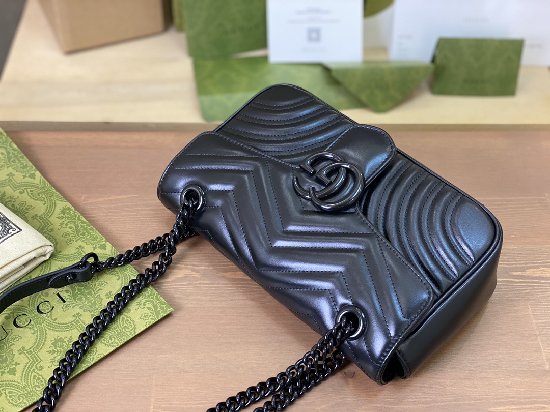 🔹正品原厂皮 𝑴𝒂𝒓𝒎𝒐𝒏𝒕中号黑扣 P 这款𝑮𝒖𝒄𝒄* 𝑴𝒂𝒓𝒎𝒐𝒏𝒕系列中号链条肩背包采用柔和而不失挺括的结构设计，配以饰有双G造型配件的超大号翻盖扣。滑链肩带设计精巧，背法多样，可在肩背和手提之间自由转换。这款在《古*爱的进行曲》系列中亮相的配饰采用绗缝V形皮革，搭配配有单色调配件。 型号 443497 尺寸 26*15*7cm