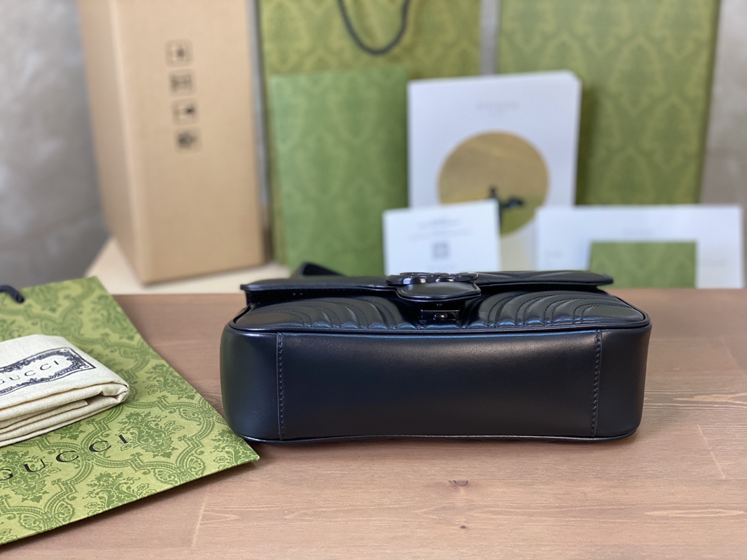 🔹正品原厂皮 𝑴𝒂𝒓𝒎𝒐𝒏𝒕中号黑扣 P 这款𝑮𝒖𝒄𝒄* 𝑴𝒂𝒓𝒎𝒐𝒏𝒕系列中号链条肩背包采用柔和而不失挺括的结构设计，配以饰有双G造型配件的超大号翻盖扣。滑链肩带设计精巧，背法多样，可在肩背和手提之间自由转换。这款在《古*爱的进行曲》系列中亮相的配饰采用绗缝V形皮革，搭配配有单色调配件。 型号 443497 尺寸 26*15*7cm