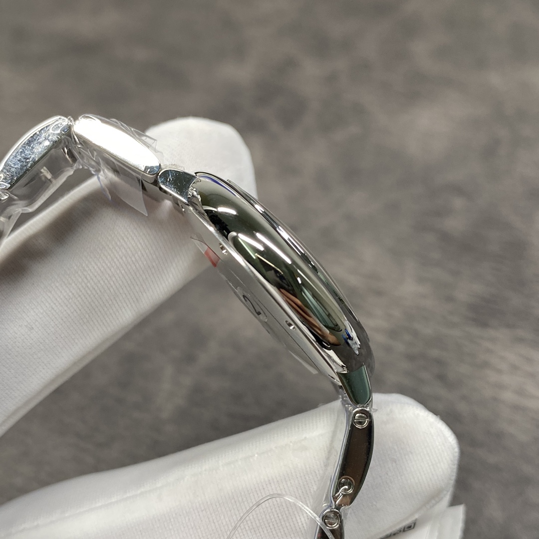 Cartier Ballon Bleu 33mm Ladies' Watch, 33mm case diameter 