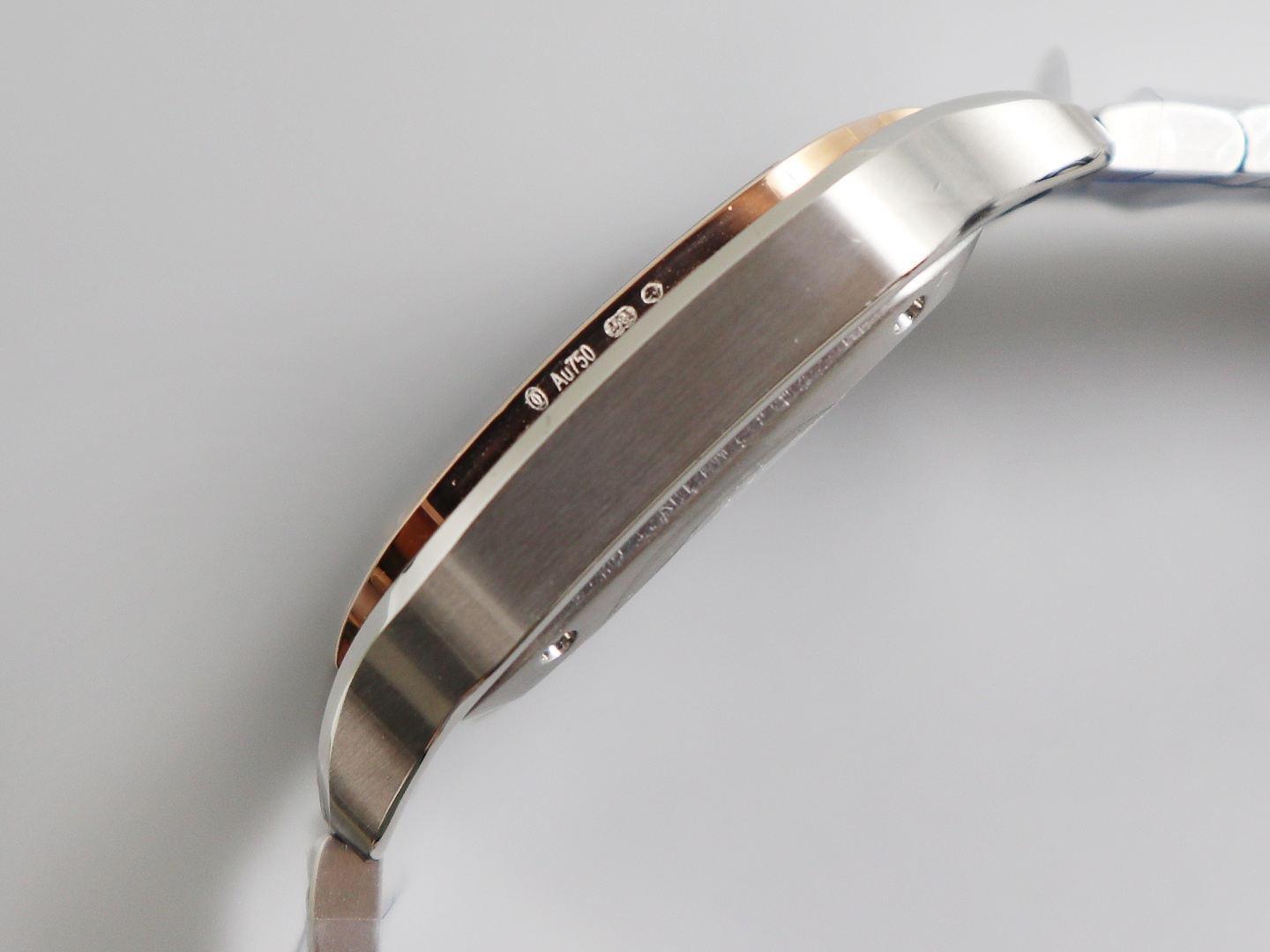 Ladies' Medium - Cartier New Santos Case: 316L stainless steel Dial: Gradient blue Hands: Swiss-crafted burnt steel blue Glass: Swiss anti-reflective coating/anti-scratch/anti-fingerprint AF treatment Strap: Features ergonomic SmartLink detachment system.