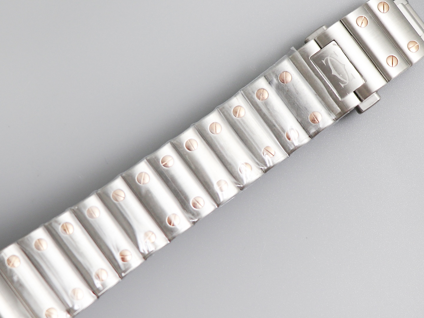 Ladies' Medium - Cartier New Santos Case: 316L stainless steel Dial: Gradient blue Hands: Swiss-crafted burnt steel blue Glass: Swiss anti-reflective coating/anti-scratch/anti-fingerprint AF treatment Strap: Features ergonomic SmartLink detachment system.