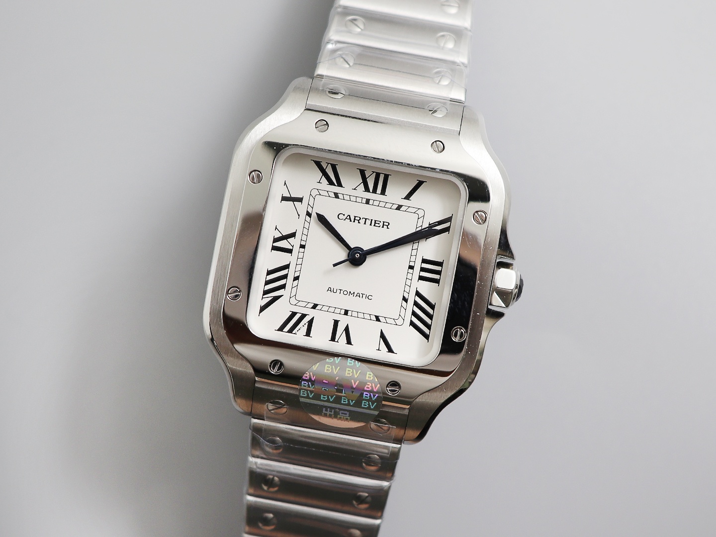 Cartier New Santos Case: 316L stainless steel Dial: Gradient blue Hands: Swiss-crafted burnt steel blue Glass: Swiss anti-reflective coating/anti-scratch/anti-fingerprint AF treatment Strap: Features ergonomic SmartLink detachment system. mm Crown: Multi-