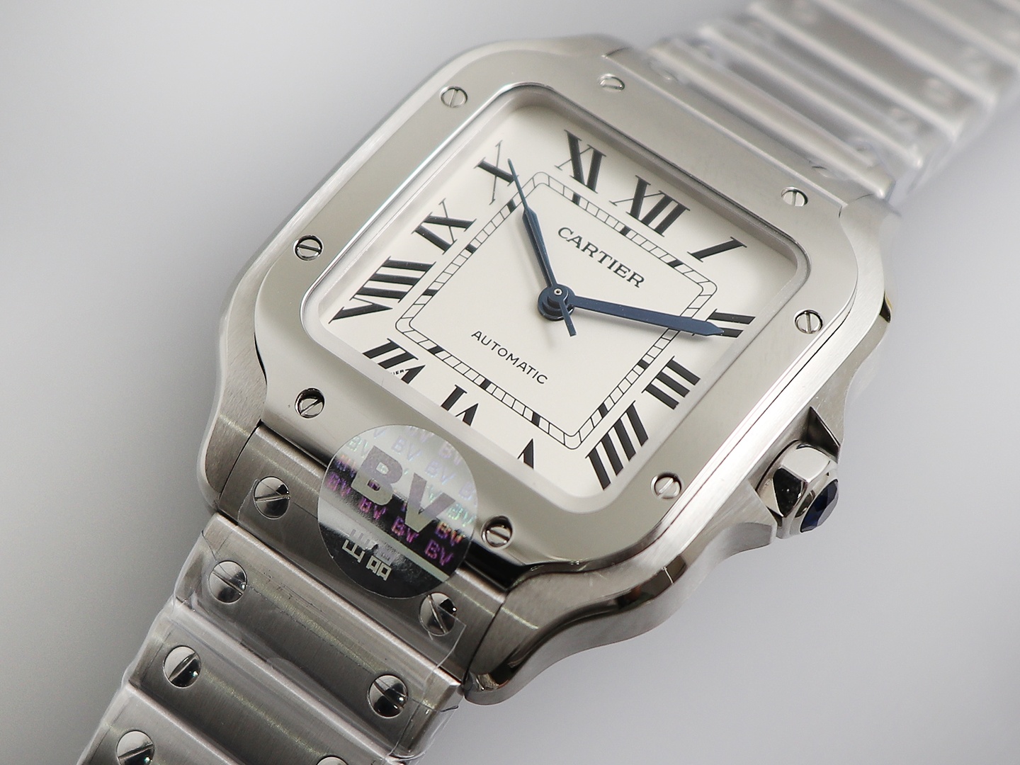 Cartier New Santos Case: 316L stainless steel Dial: Gradient blue Hands: Swiss-crafted burnt steel blue Glass: Swiss anti-reflective coating/anti-scratch/anti-fingerprint AF treatment Strap: Features ergonomic SmartLink detachment system. mm Crown: Multi-