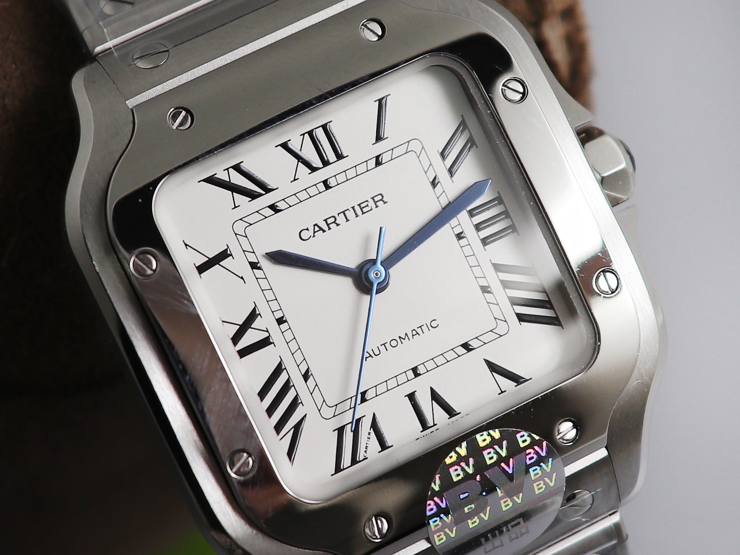 Cartier New Santos Case: 316L stainless steel Dial: Gradient blue Hands: Swiss-crafted burnt steel blue Glass: Swiss anti-reflective coating/anti-scratch/anti-fingerprint AF treatment Strap: Features ergonomic SmartLink detachment system. mm Crown: Multi-