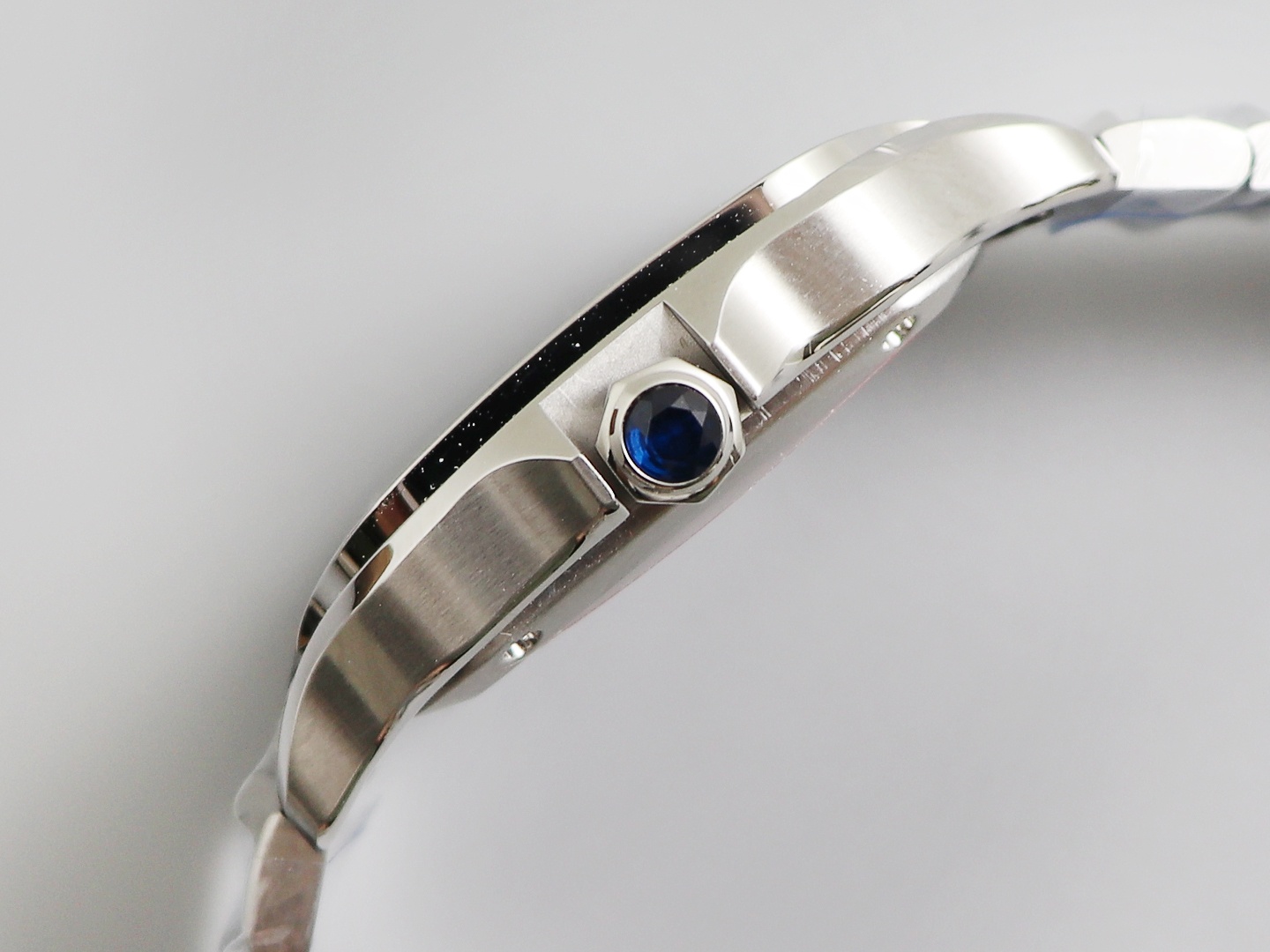 Cartier New Santos Case: 316L stainless steel Dial: Gradient blue Hands: Swiss-crafted burnt steel blue Glass: Swiss anti-reflective coating/anti-scratch/anti-fingerprint AF treatment Strap: Features ergonomic SmartLink detachment system. mm Crown: Multi-