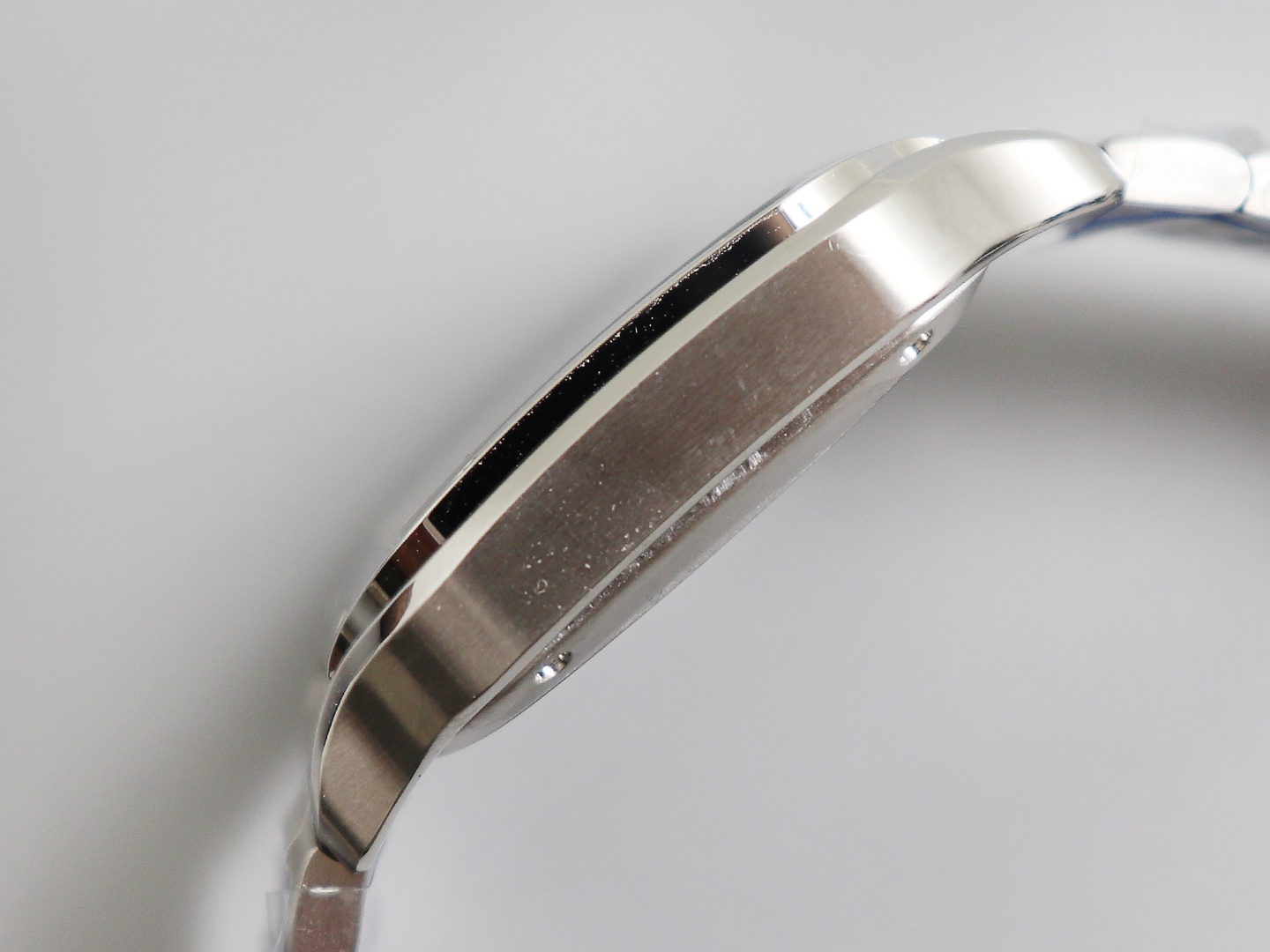 Cartier New Santos Case: 316L stainless steel Dial: Gradient blue Hands: Swiss-crafted burnt steel blue Glass: Swiss anti-reflective coating/anti-scratch/anti-fingerprint AF treatment Strap: Features ergonomic SmartLink detachment system. mm Crown: Multi-