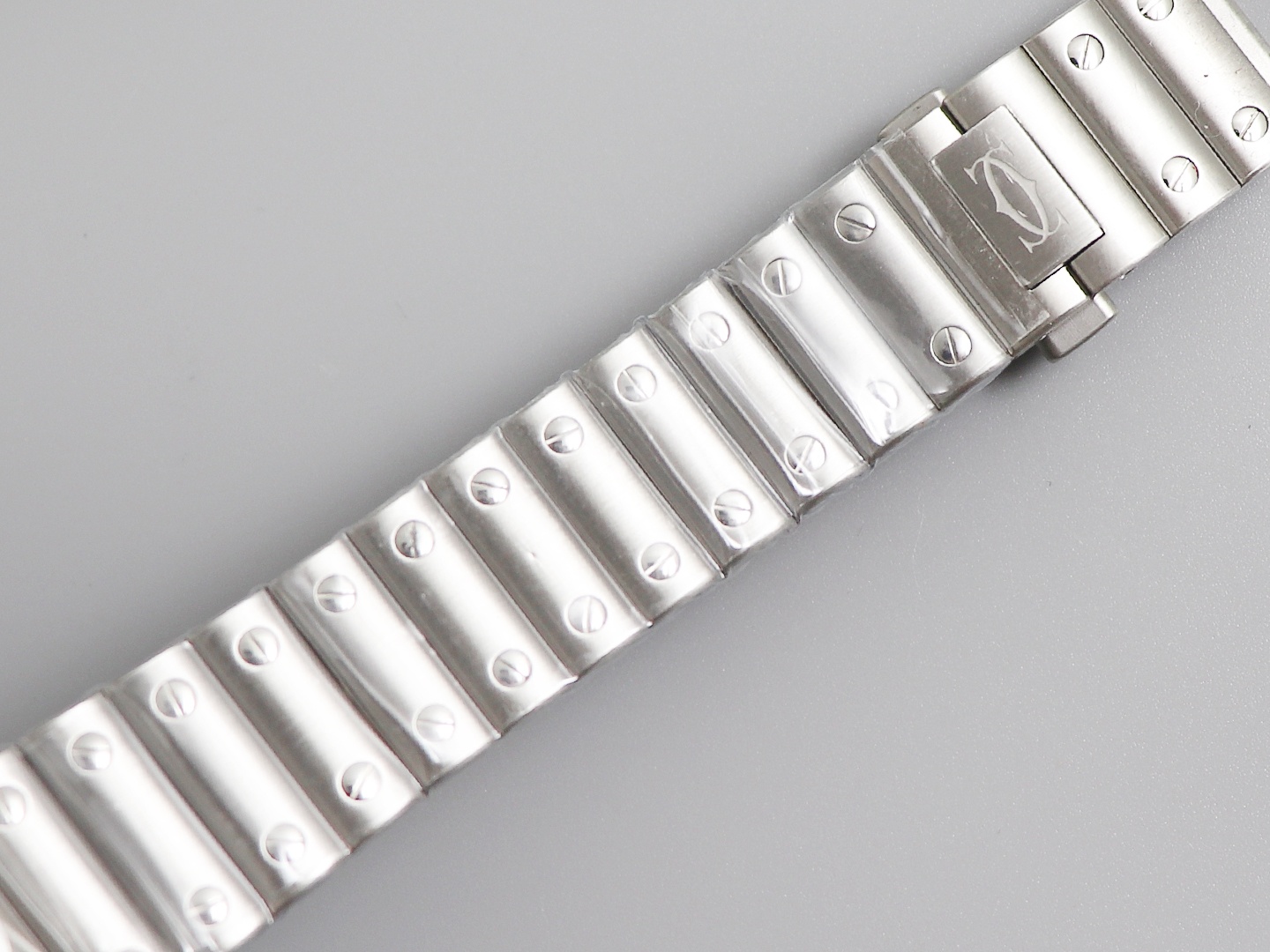 Cartier New Santos Case: 316L stainless steel Dial: Gradient blue Hands: Swiss-crafted burnt steel blue Glass: Swiss anti-reflective coating/anti-scratch/anti-fingerprint AF treatment Strap: Features ergonomic SmartLink detachment system. mm Crown: Multi-