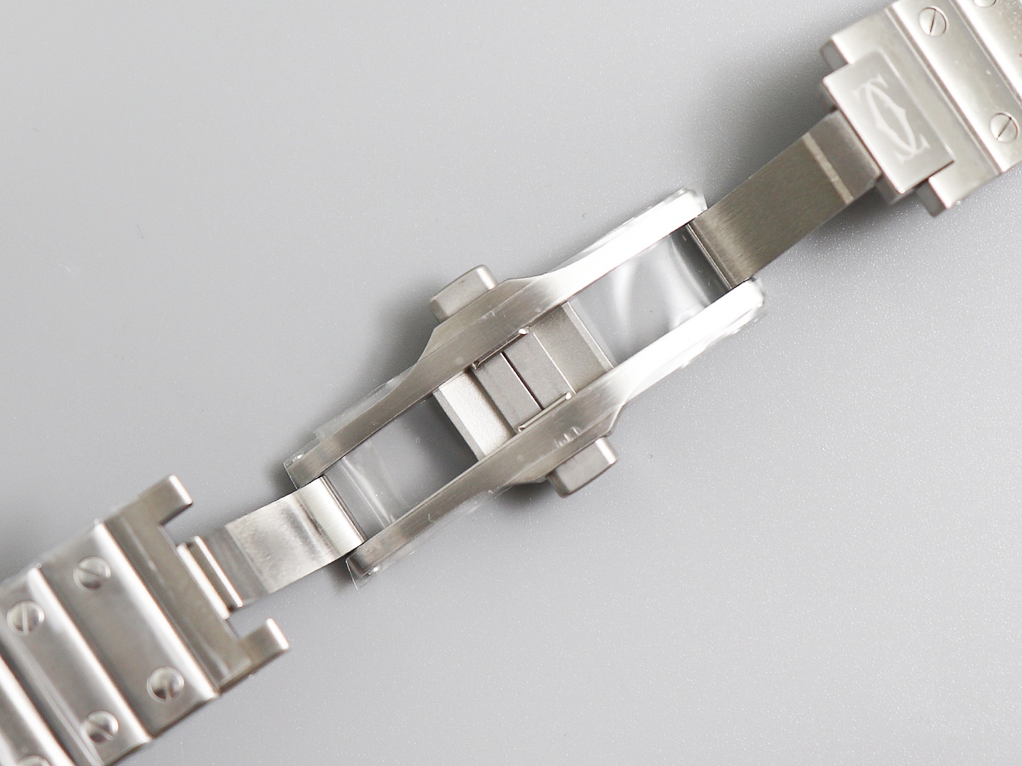 Cartier New Santos Case: 316L stainless steel Dial: Gradient blue Hands: Swiss-crafted burnt steel blue Glass: Swiss anti-reflective coating/anti-scratch/anti-fingerprint AF treatment Strap: Features ergonomic SmartLink detachment system. mm Crown: Multi-