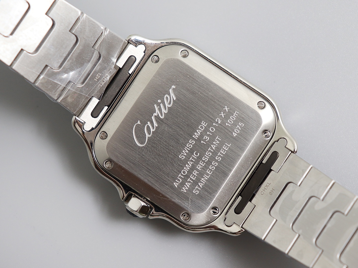Cartier New Santos Case: 316L stainless steel Dial: Gradient blue Hands: Swiss-crafted burnt steel blue Glass: Swiss anti-reflective coating/anti-scratch/anti-fingerprint AF treatment Strap: Features ergonomic SmartLink detachment system. mm Crown: Multi-