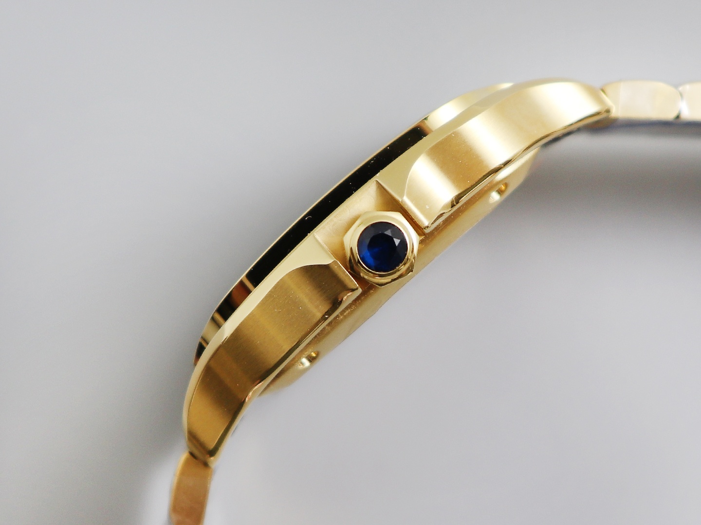 Cartier New Santos Ladies Medium Case: 316L stainless steel Dial: Gradient blue hands: Swiss-crafted burnt steel blue Glass: Swiss anti-reflective coating/anti-scratch/anti-fingerprint AF treatment Strap: Features ergonomic SmartLink detachment system. mm