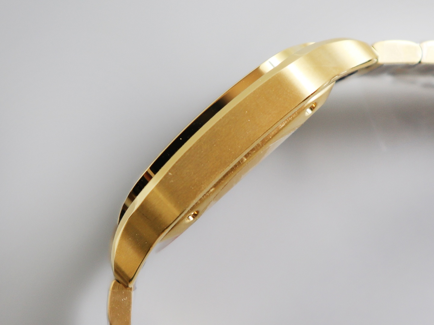 Cartier New Santos Ladies Medium Case: 316L stainless steel Dial: Gradient blue hands: Swiss-crafted burnt steel blue Glass: Swiss anti-reflective coating/anti-scratch/anti-fingerprint AF treatment Strap: Features ergonomic SmartLink detachment system. mm