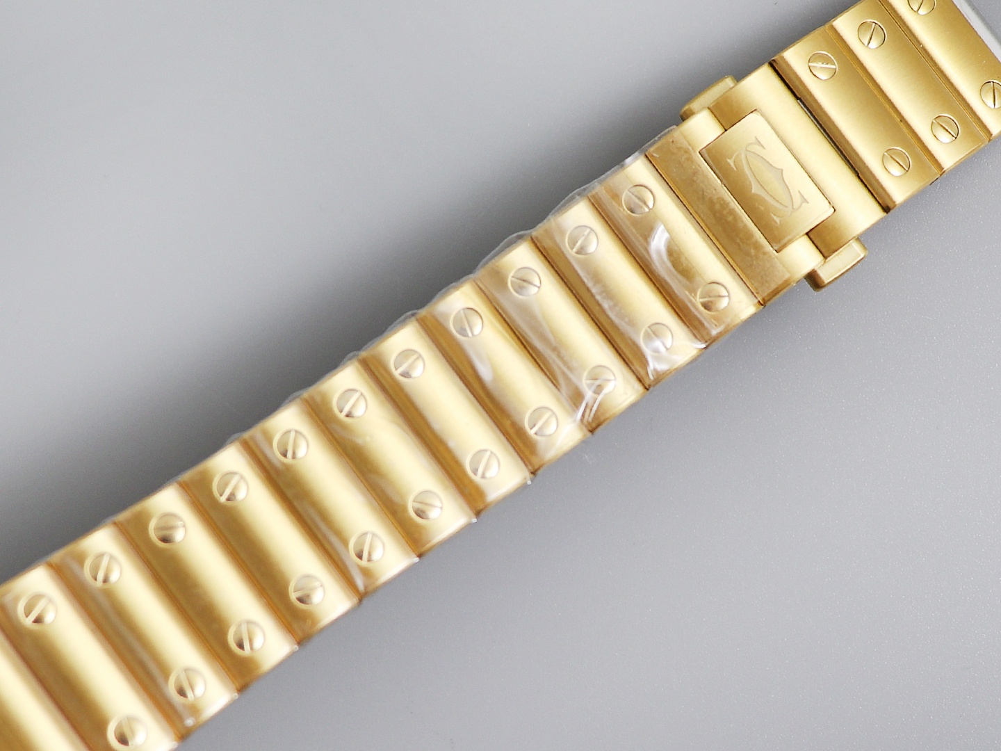 Cartier New Santos Ladies Medium Case: 316L stainless steel Dial: Gradient blue hands: Swiss-crafted burnt steel blue Glass: Swiss anti-reflective coating/anti-scratch/anti-fingerprint AF treatment Strap: Features ergonomic SmartLink detachment system. mm