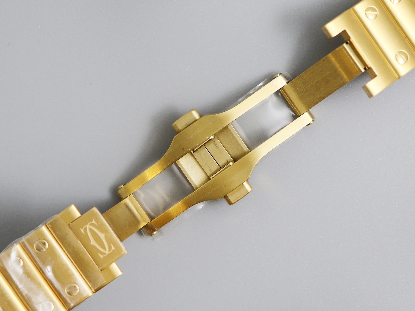 Cartier New Santos Ladies Medium Case: 316L stainless steel Dial: Gradient blue hands: Swiss-crafted burnt steel blue Glass: Swiss anti-reflective coating/anti-scratch/anti-fingerprint AF treatment Strap: Features ergonomic SmartLink detachment system. mm