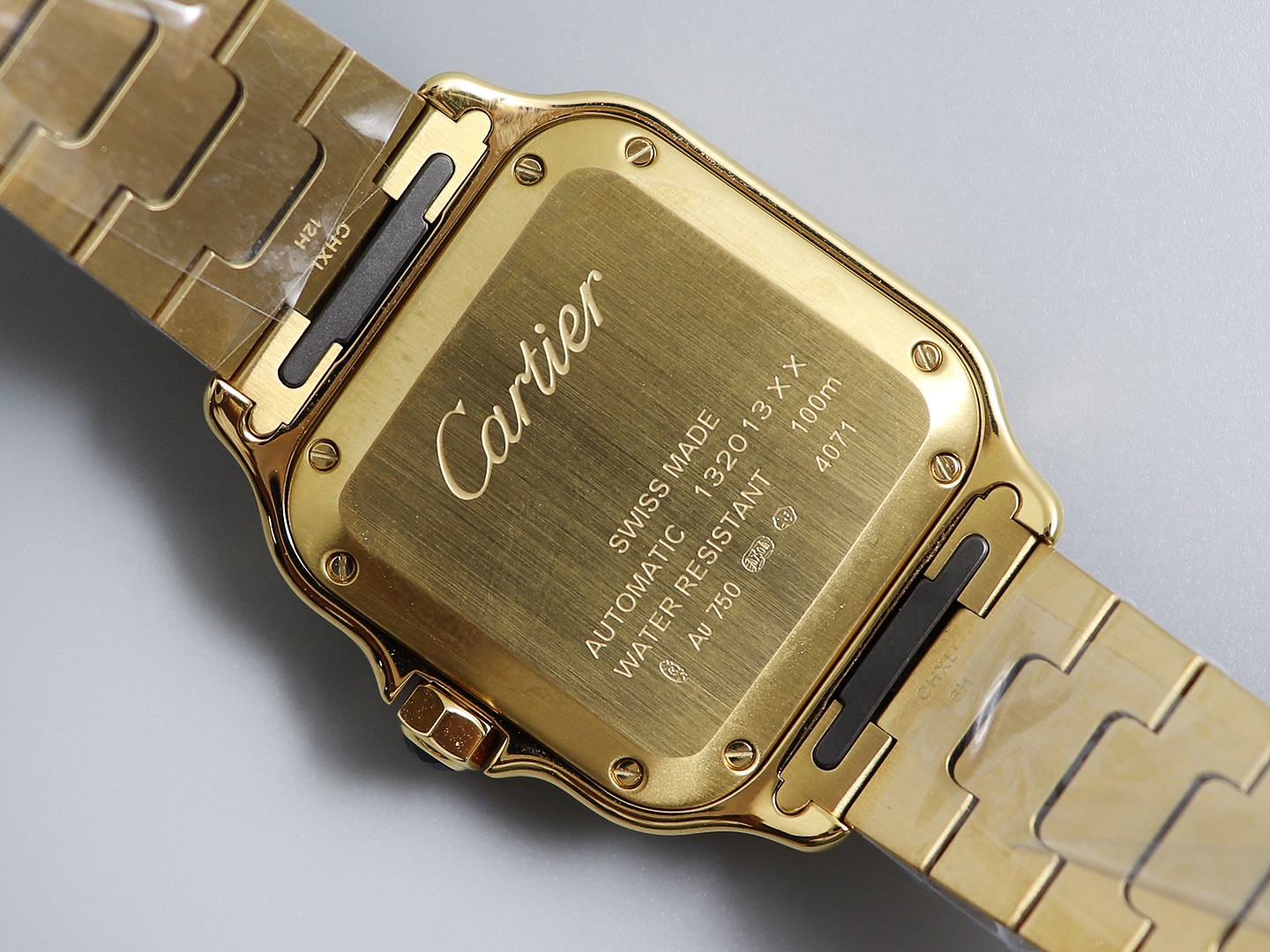 Cartier New Santos Ladies Medium Case: 316L stainless steel Dial: Gradient blue hands: Swiss-crafted burnt steel blue Glass: Swiss anti-reflective coating/anti-scratch/anti-fingerprint AF treatment Strap: Features ergonomic SmartLink detachment system. mm