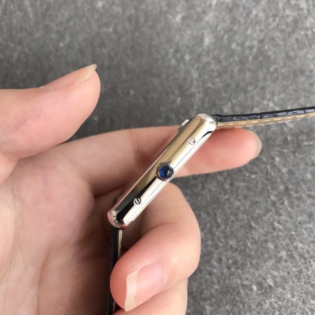 Cartier Solo Tank Ladies' Watch! Player-customised timepiece, authentic model fully disassembled for moulding, components interchangeable with genuine article. Quenched and fired blue steel hands, case sides featuring identical flush-head genuine screws a