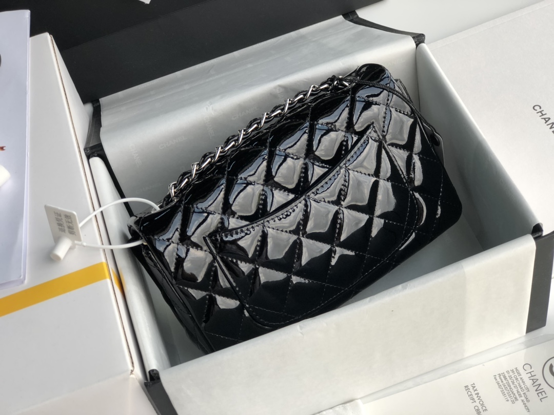 Chane1 Classic Flap Bag A01116 embodies the quintessential Chane1 aesthetic: refined, minimalist, and exquisite! Medium Size: 20cm