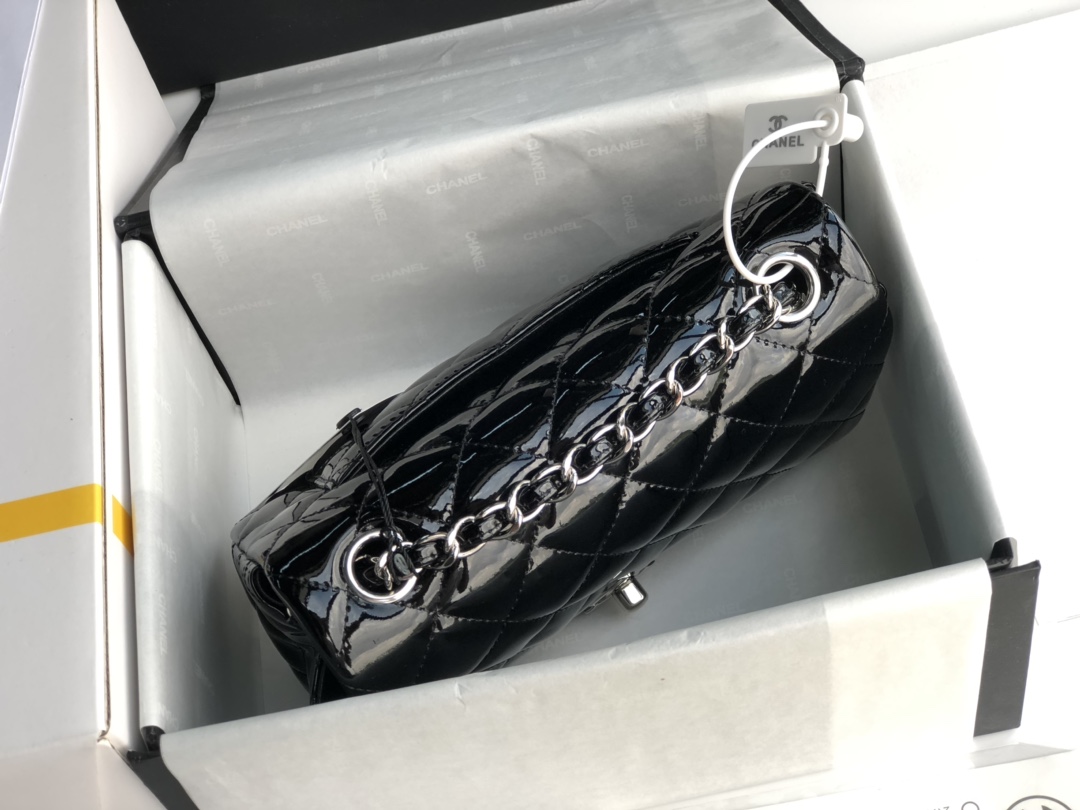 Chane1 Classic Flap Bag A01116 embodies the quintessential Chane1 aesthetic: refined, minimalist, and exquisite! Medium Size: 20cm