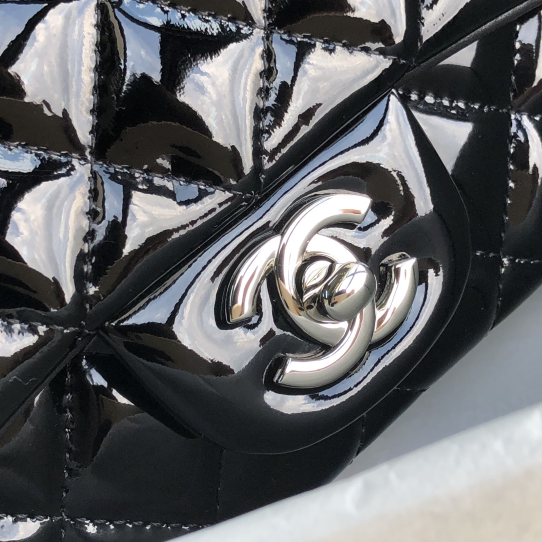 Chane1 Classic Flap Bag A01116 embodies the quintessential Chane1 aesthetic: refined, minimalist, and exquisite! Medium Size: 20cm