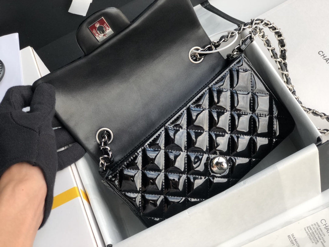Chane1 Classic Flap Bag A01116 embodies the quintessential Chane1 aesthetic: refined, minimalist, and exquisite! Medium Size: 20cm