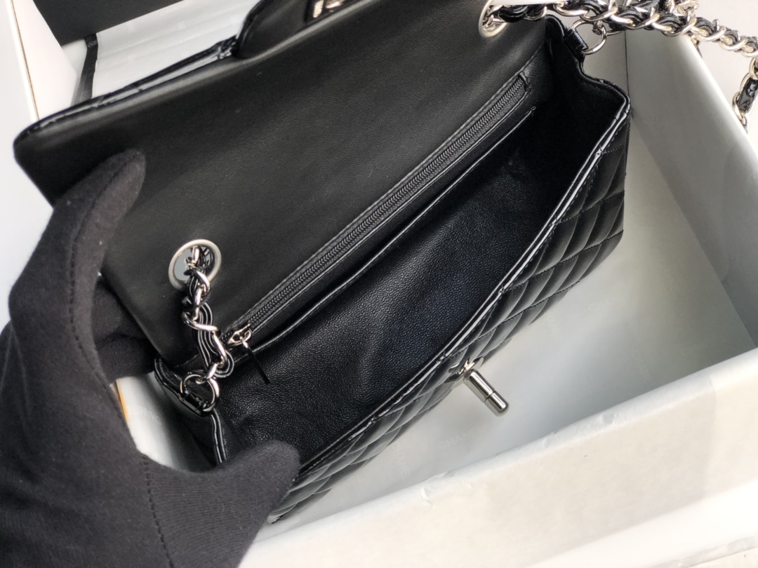 Chane1 Classic Flap Bag A01116 embodies the quintessential Chane1 aesthetic: refined, minimalist, and exquisite! Medium Size: 20cm