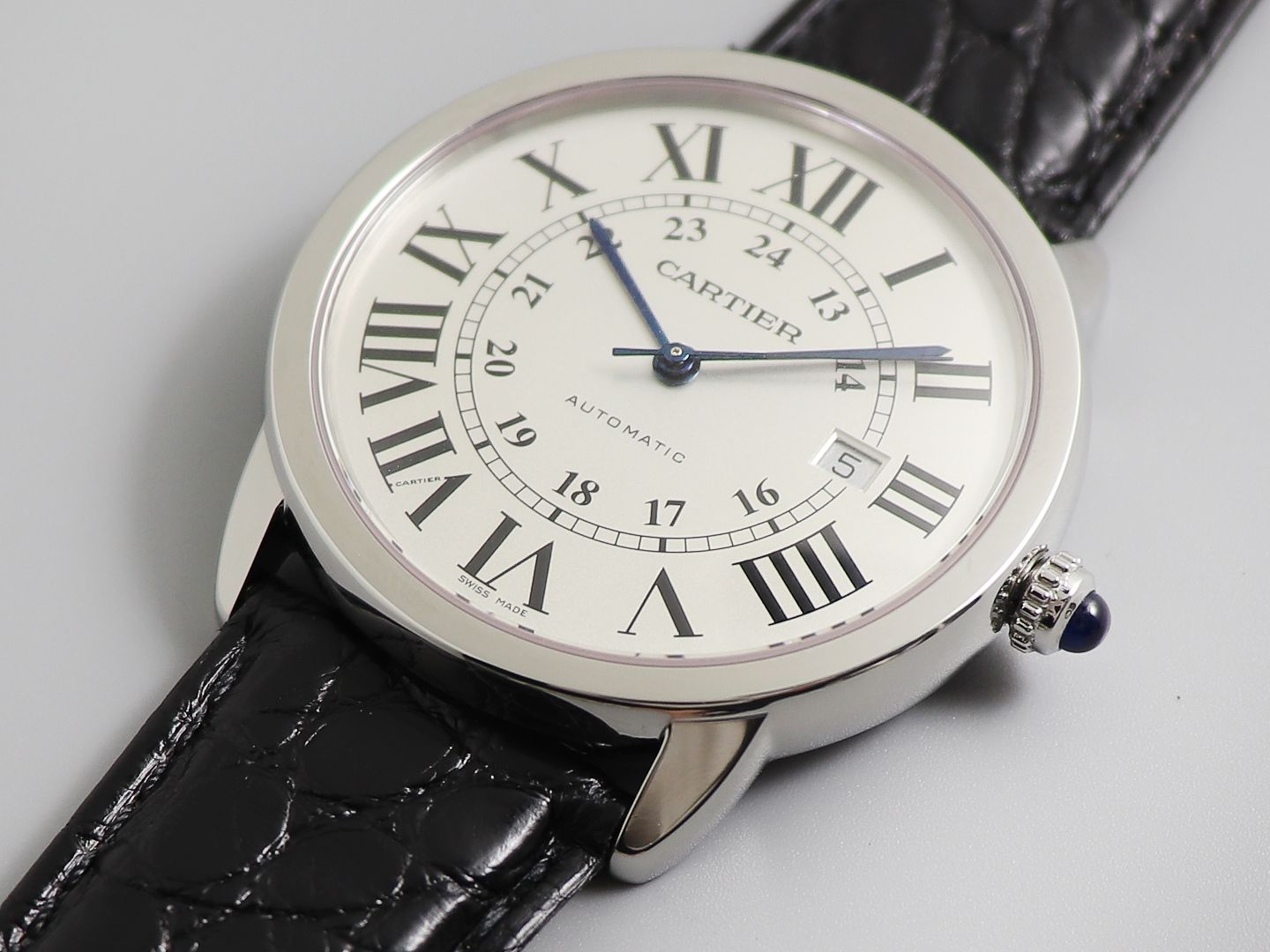 The Cartier Ronde de Cartier London Collection W6701010, upgraded to Version V2, features Cartier's highly recognisable Roman numeral hour markers, sword-shaped blued steel hands, and a deep blue spinel crown. Its simple three-hand design with date functi