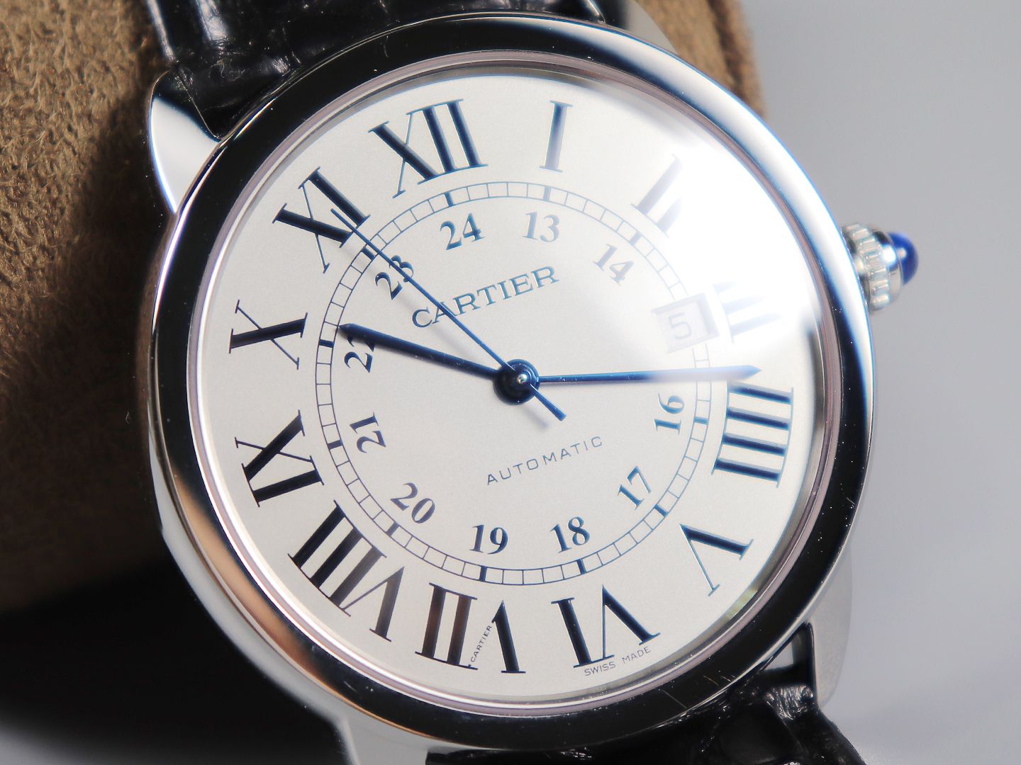 The Cartier Ronde de Cartier London Collection W6701010, upgraded to Version V2, features Cartier's highly recognisable Roman numeral hour markers, sword-shaped blued steel hands, and a deep blue spinel crown. Its simple three-hand design with date functi