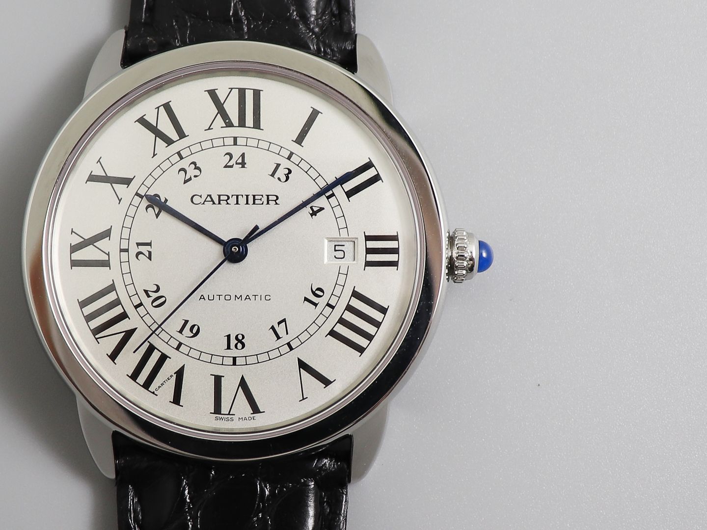 The Cartier Ronde de Cartier London Collection W6701010, upgraded to Version V2, features Cartier's highly recognisable Roman numeral hour markers, sword-shaped blued steel hands, and a deep blue spinel crown. Its simple three-hand design with date functi