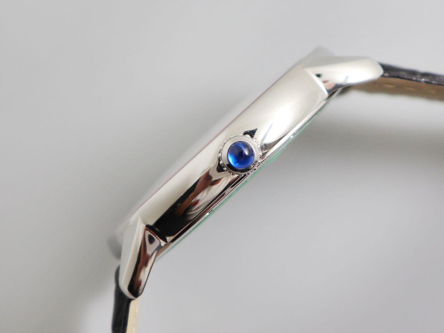 The Cartier Ronde de Cartier London Collection W6701010, upgraded to Version V2, features Cartier's highly recognisable Roman numeral hour markers, sword-shaped blued steel hands, and a deep blue spinel crown. Its simple three-hand design with date functi