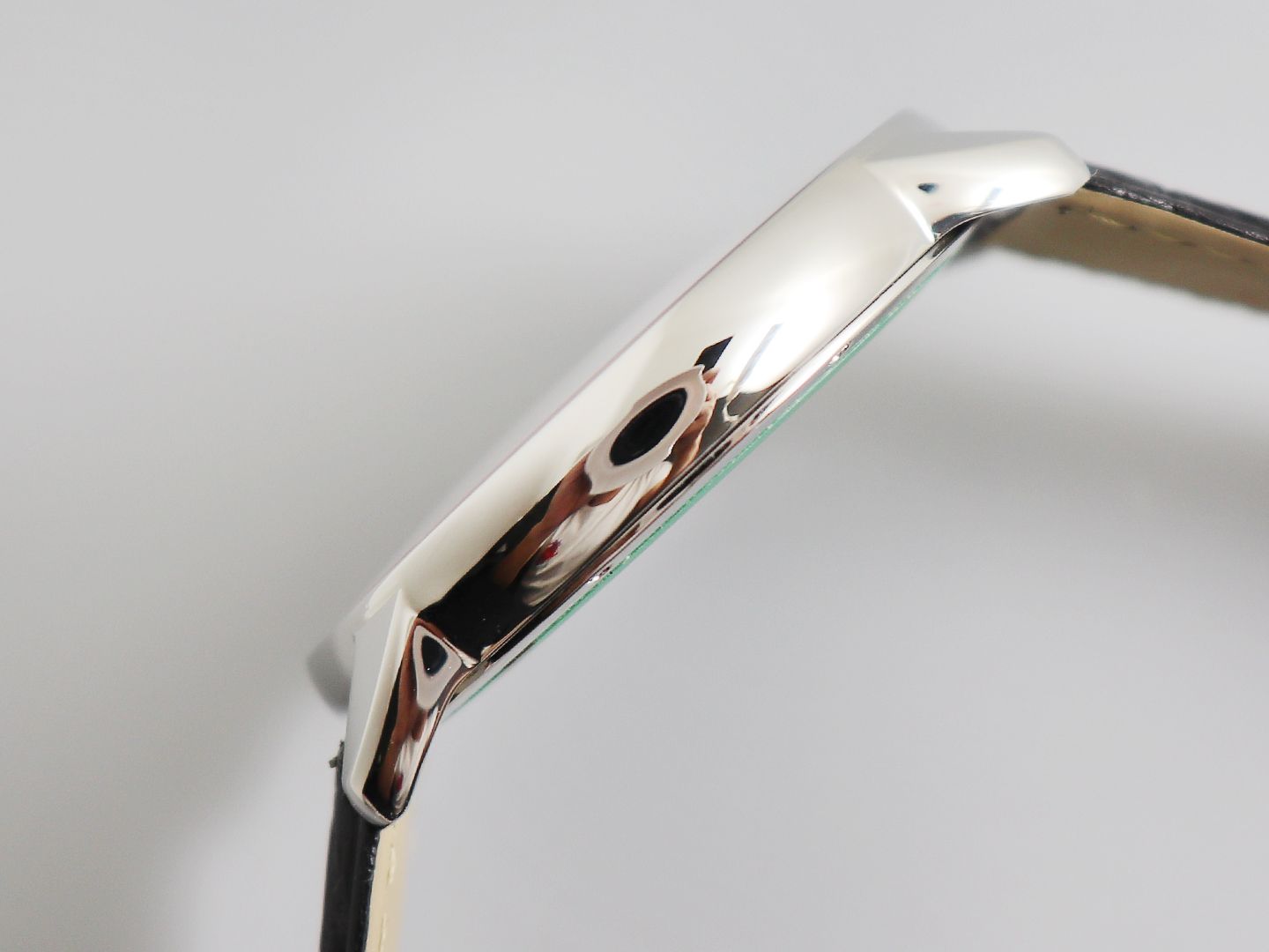 The Cartier Ronde de Cartier London Collection W6701010, upgraded to Version V2, features Cartier's highly recognisable Roman numeral hour markers, sword-shaped blued steel hands, and a deep blue spinel crown. Its simple three-hand design with date functi