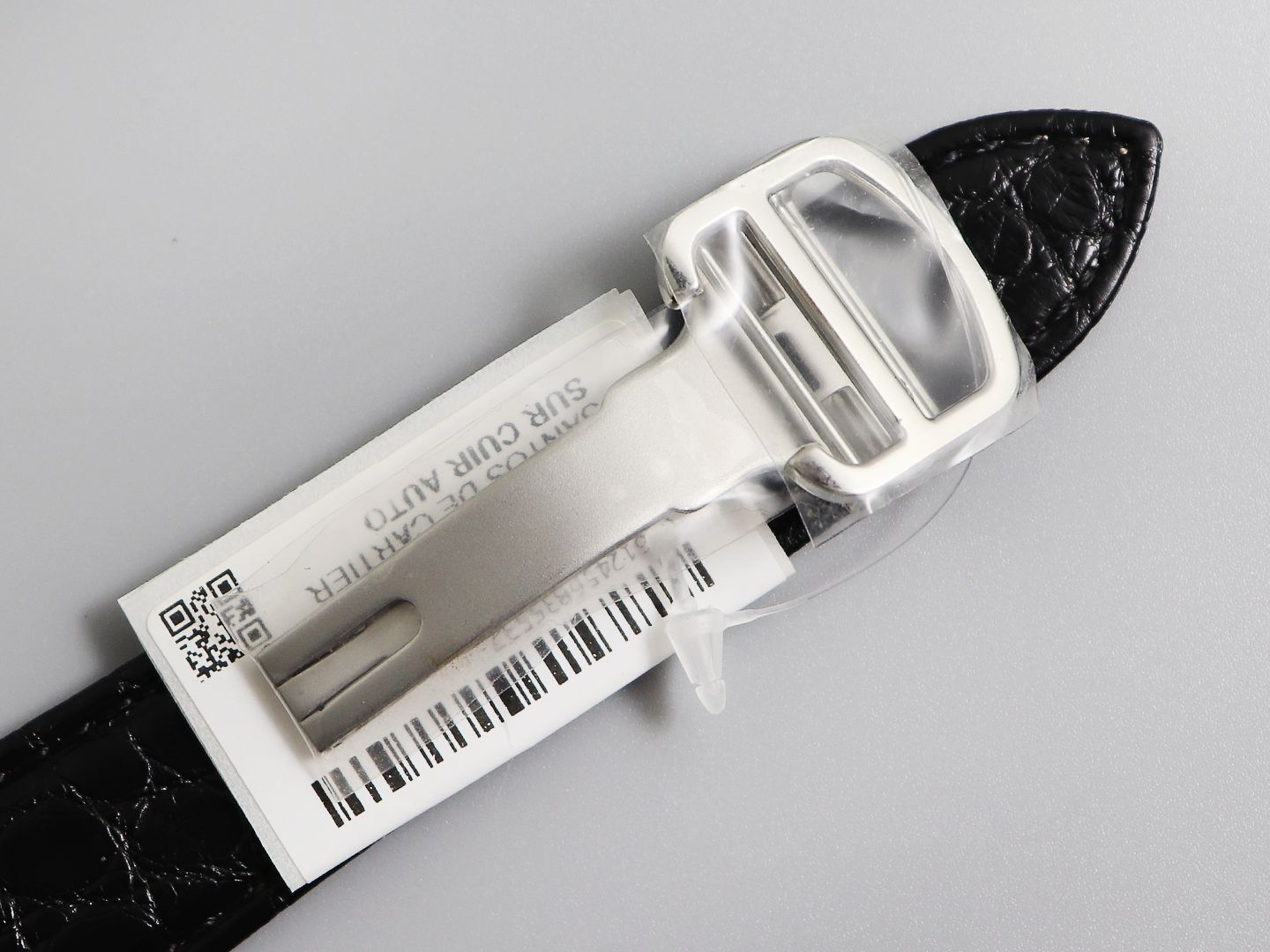 The Cartier Ronde de Cartier London Collection W6701010, upgraded to Version V2, features Cartier's highly recognisable Roman numeral hour markers, sword-shaped blued steel hands, and a deep blue spinel crown. Its simple three-hand design with date functi