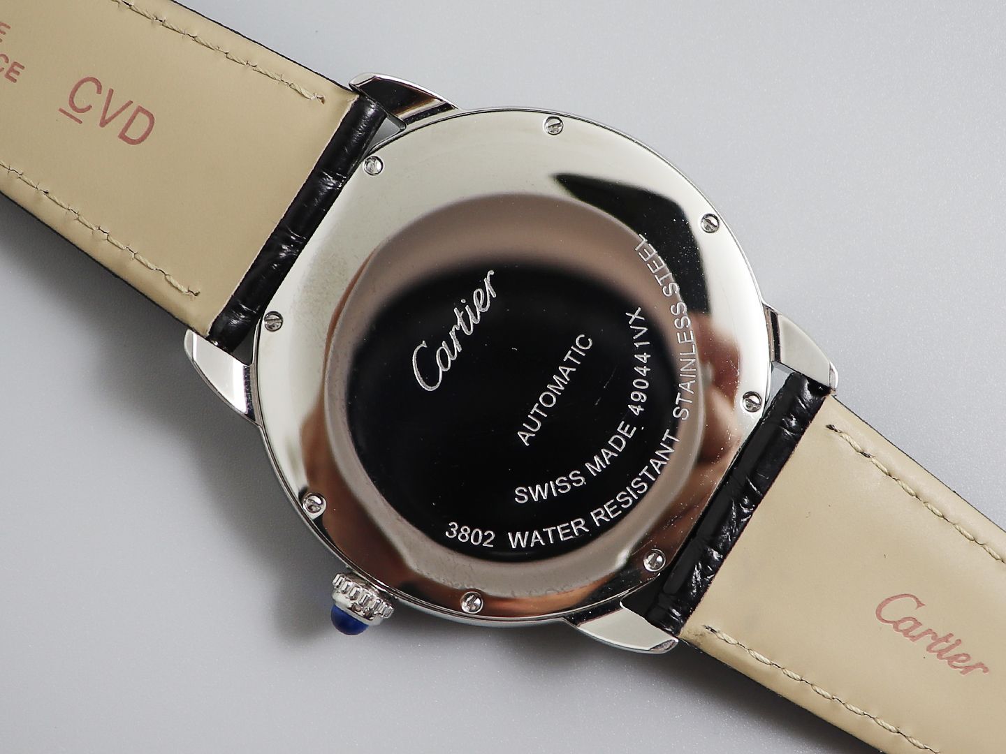 The Cartier Ronde de Cartier London Collection W6701010, upgraded to Version V2, features Cartier's highly recognisable Roman numeral hour markers, sword-shaped blued steel hands, and a deep blue spinel crown. Its simple three-hand design with date functi