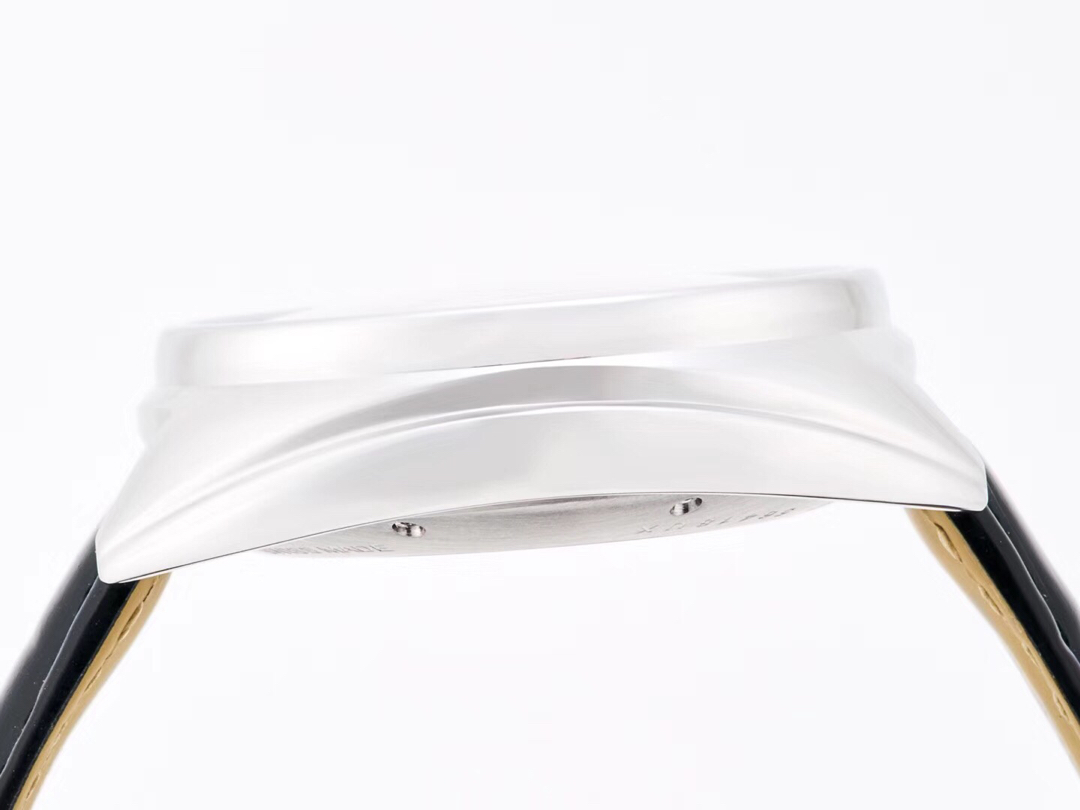 Cartier Key. The key to time unlocks the door to elegance. Crafted from 316 stainless steel, this key features a diameter of 40mm for men and 35mm for women.