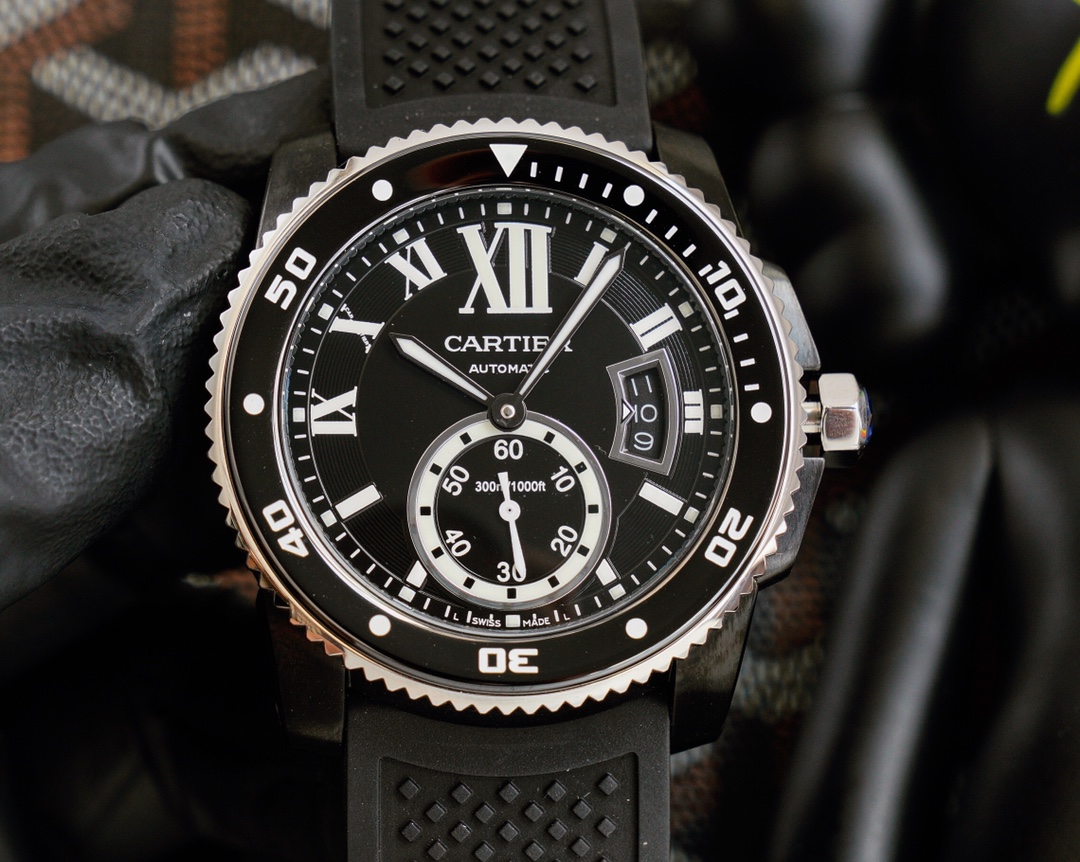 Cartier Calibre de Cartier Diver Collection, 316L stainless steel case, ceramic bezel with luminescent markers, sapphire crystal with blue anti-reflective coating, 42x11mm dimensions. Powered by the Calibre 1904-PS automatic mechanical movement. This dive