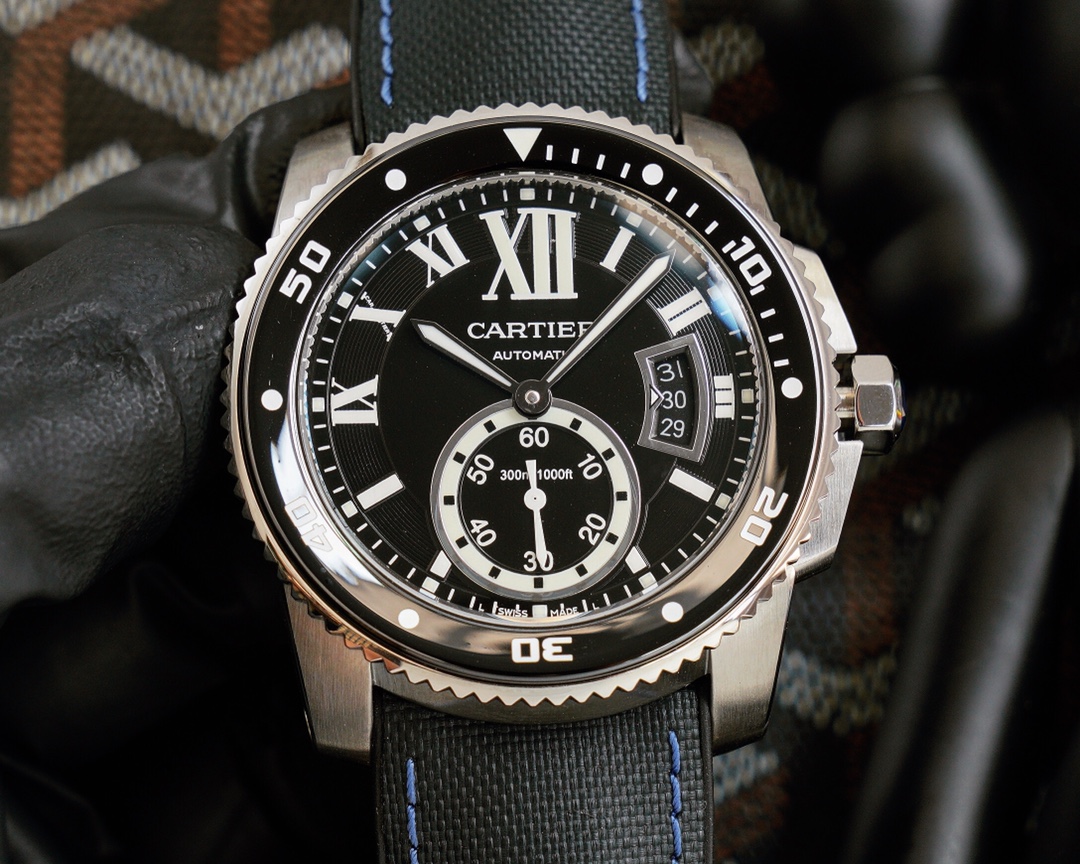 Cartier Calibre de Cartier Diver Collection, 316L stainless steel case, ceramic bezel with luminescent markers, sapphire crystal with blue anti-reflective coating, 42x11mm dimensions. Powered by the Calibre 1904-PS automatic mechanical movement. This dive