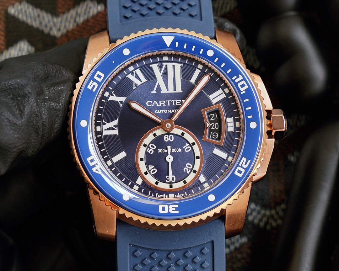 Cartier Calibre de Cartier Diver Collection, 316L stainless steel case, ceramic bezel with luminescent markers, sapphire crystal with blue anti-reflective coating, 42x11mm dimensions. Powered by the Calibre 1904-PS automatic mechanical movement. This dive