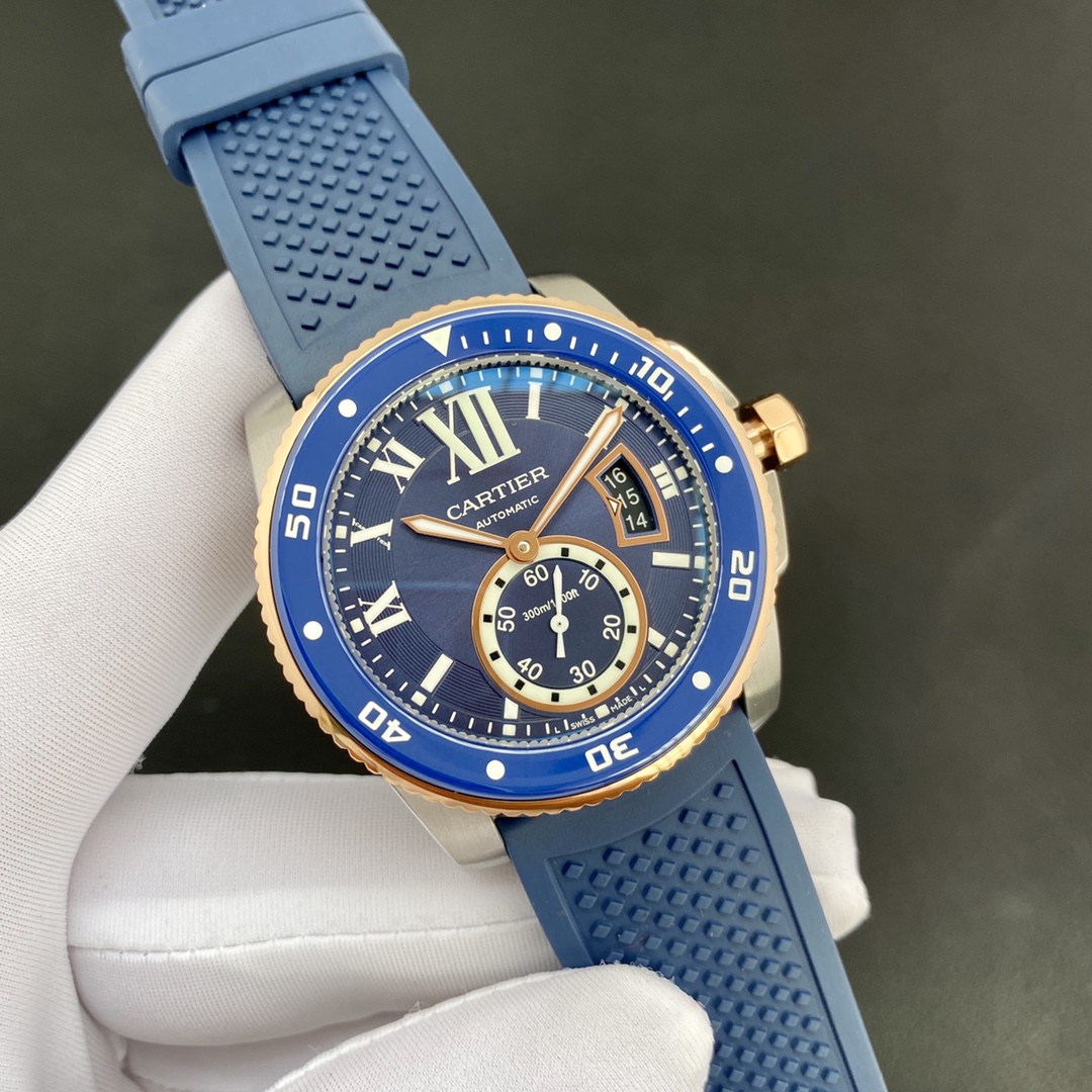 Cartier Calibre de Cartier Diver Collection, 316L stainless steel case, ceramic bezel with ultra-luminescent coating, highly luminous dial markers, sapphire crystal with blue light reflection, 42x11mm dimensions. Powered by the Calibre 1904-PS automatic m