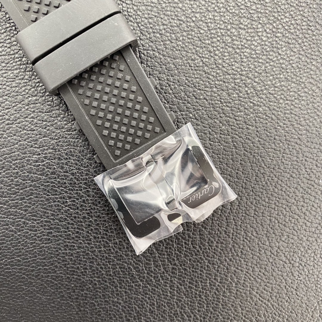 Cartier Calibre de Cartier Diver Collection, 316L stainless steel case, ceramic bezel with ultra-luminescent coating, highly luminous dial markers, sapphire crystal with blue light reflection, 42x11mm dimensions. Powered by the Calibre 1904-PS automatic m