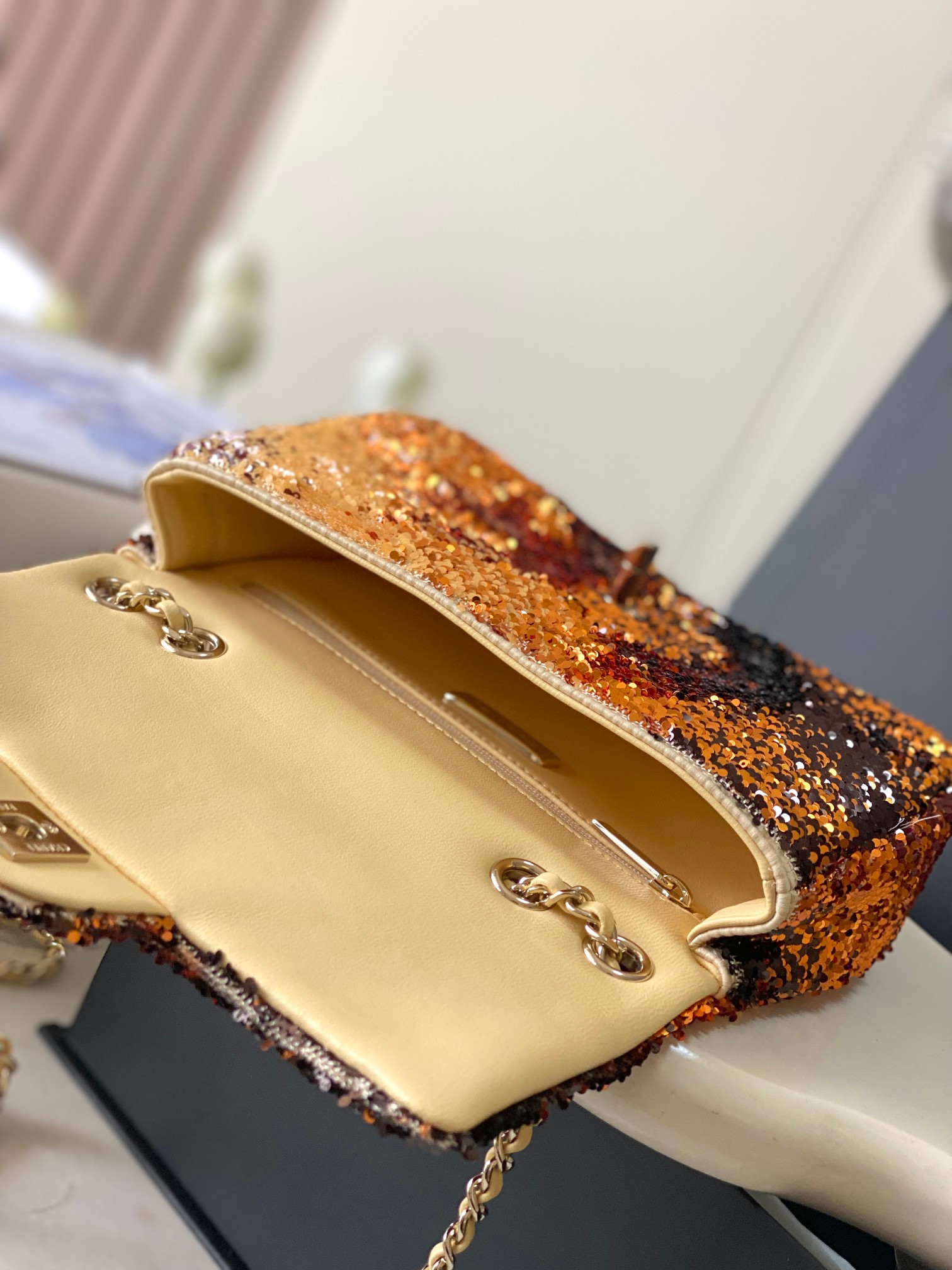 CHANEL MINI CF Sequined Evening Clutch Sheepskin lining + Full metal hardware Yellow gradient reminiscent of maple leaves Dimensions: 20x15x7cm Style No.: 4144