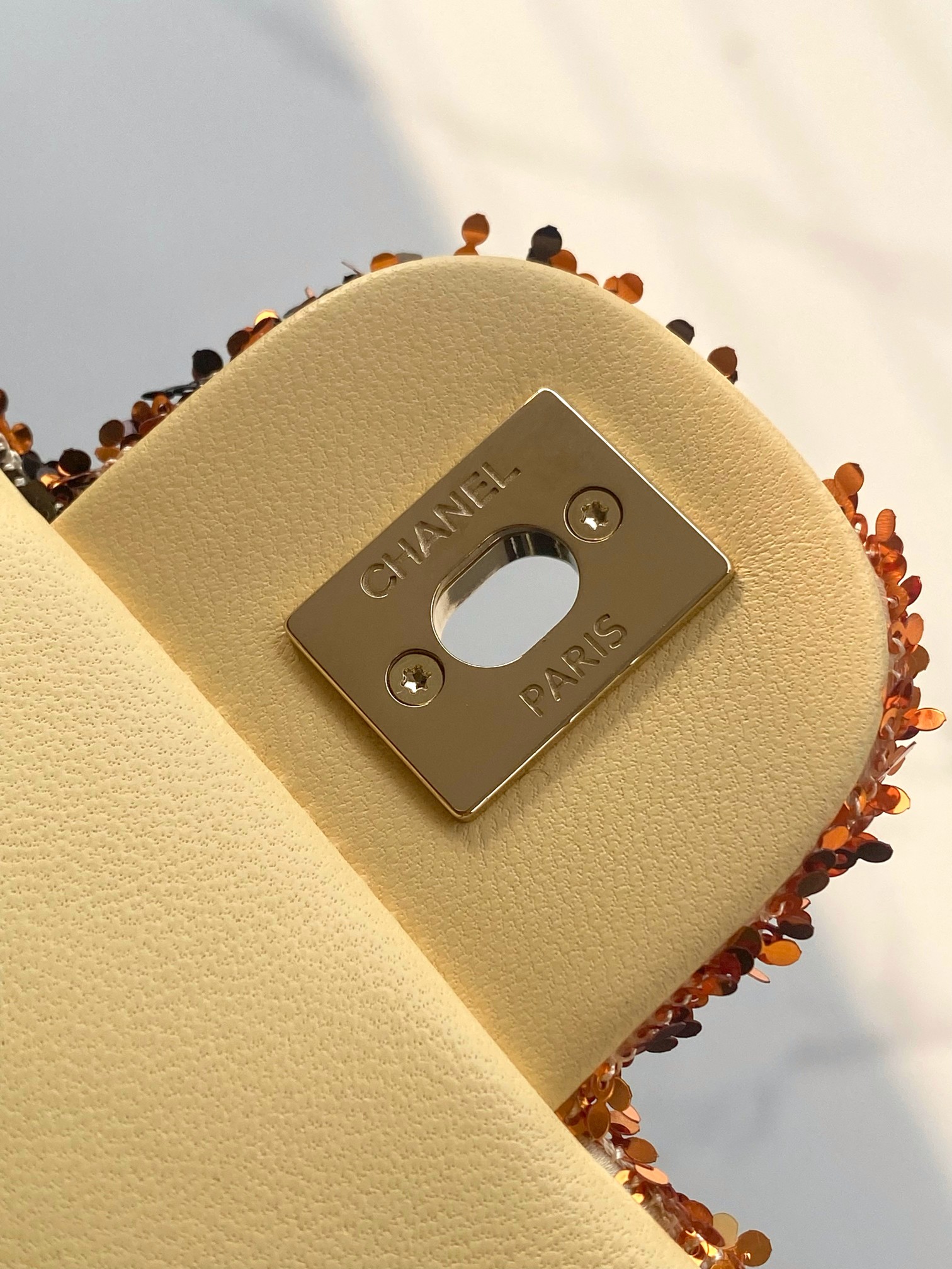 CHANEL MINI CF Sequined Evening Clutch Sheepskin lining + Full metal hardware Yellow gradient reminiscent of maple leaves Dimensions: 20x15x7cm Style No.: 4144