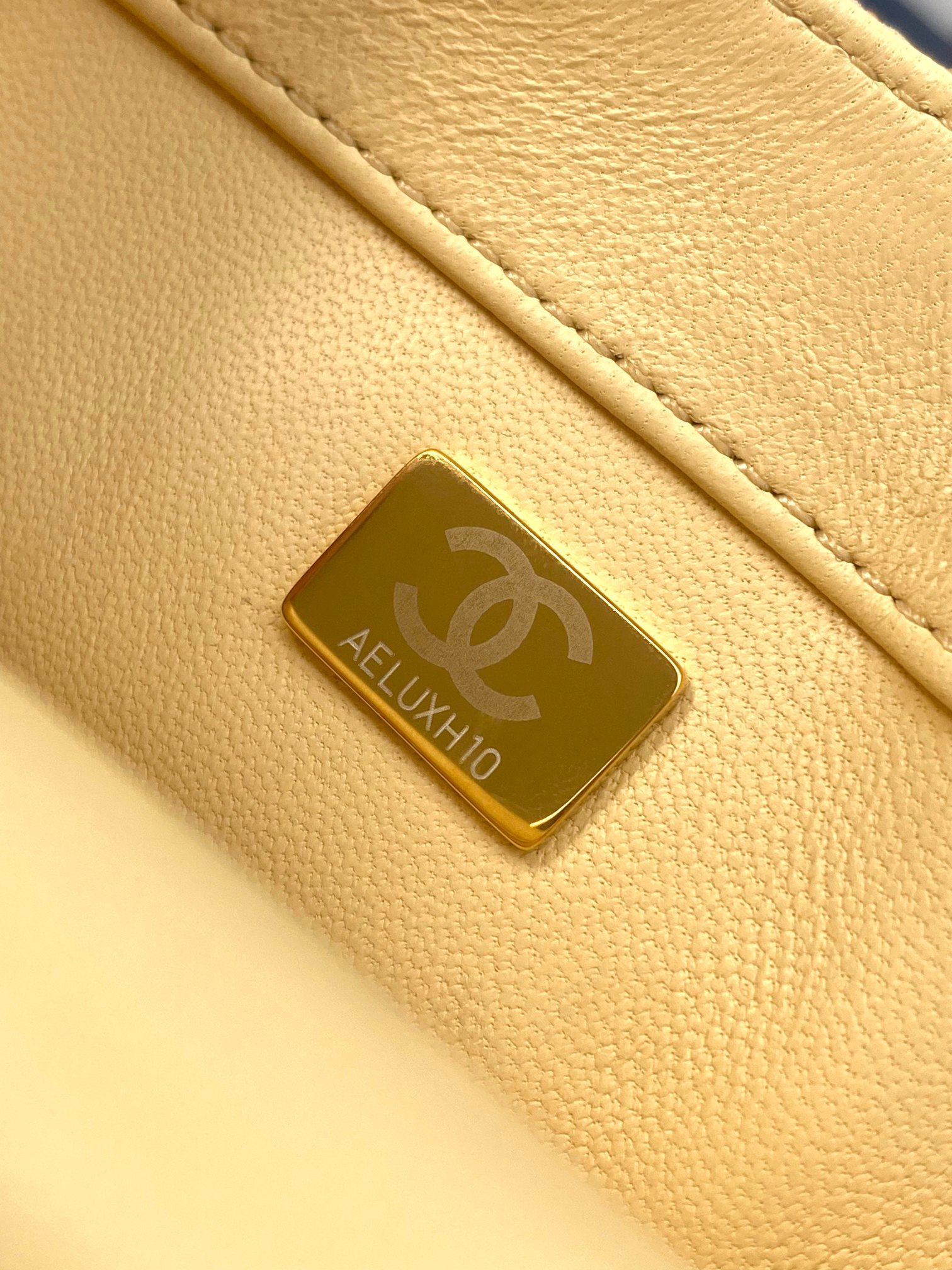 CHANEL MINI CF Sequined Evening Clutch Sheepskin lining + Full metal hardware Yellow gradient reminiscent of maple leaves Dimensions: 20x15x7cm Style No.: 4144