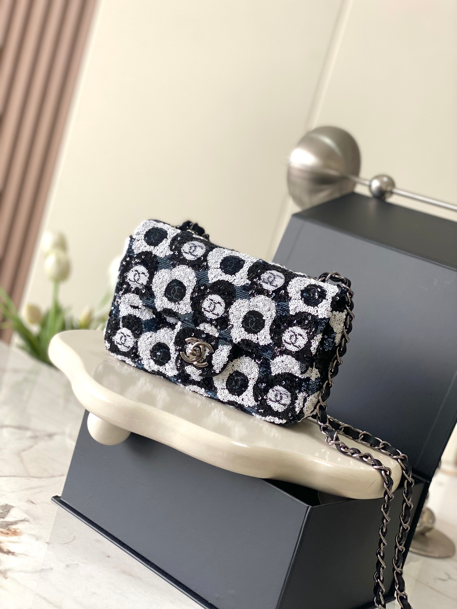 CHANEL MINI CF Camellia Sequined Evening Clutch Sheepskin lining + Full metal hardware Dimensions: 20x14x7cm Style No.: 4418