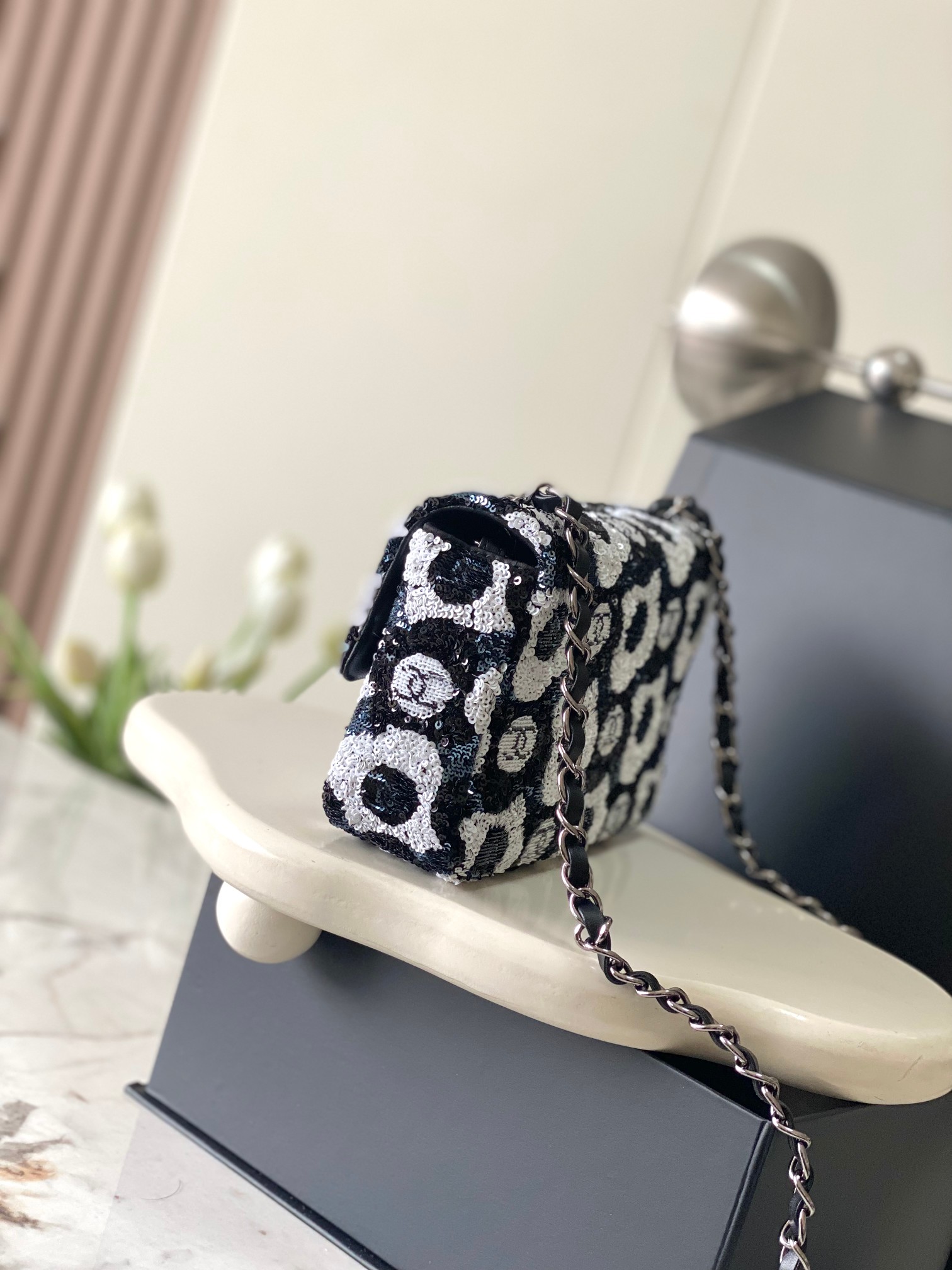 CHANEL MINI CF Camellia Sequined Evening Clutch Sheepskin lining + Full metal hardware Dimensions: 20x14x7cm Style No.: 4418