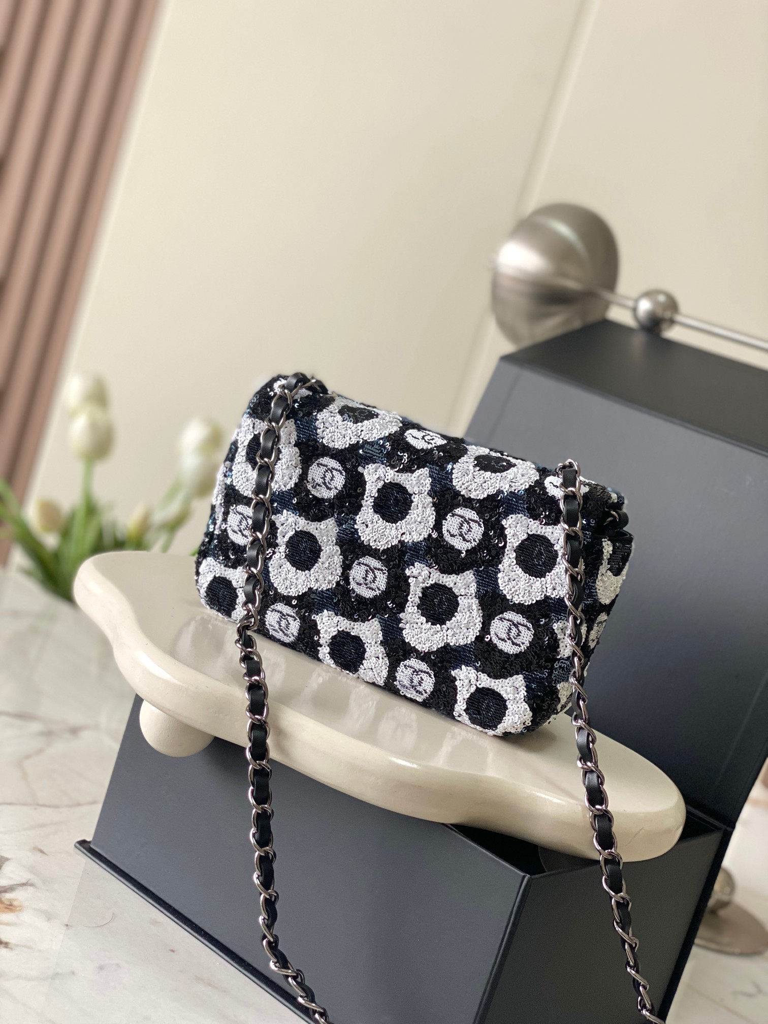 CHANEL MINI CF Camellia Sequined Evening Clutch Sheepskin lining + Full metal hardware Dimensions: 20x14x7cm Style No.: 4418