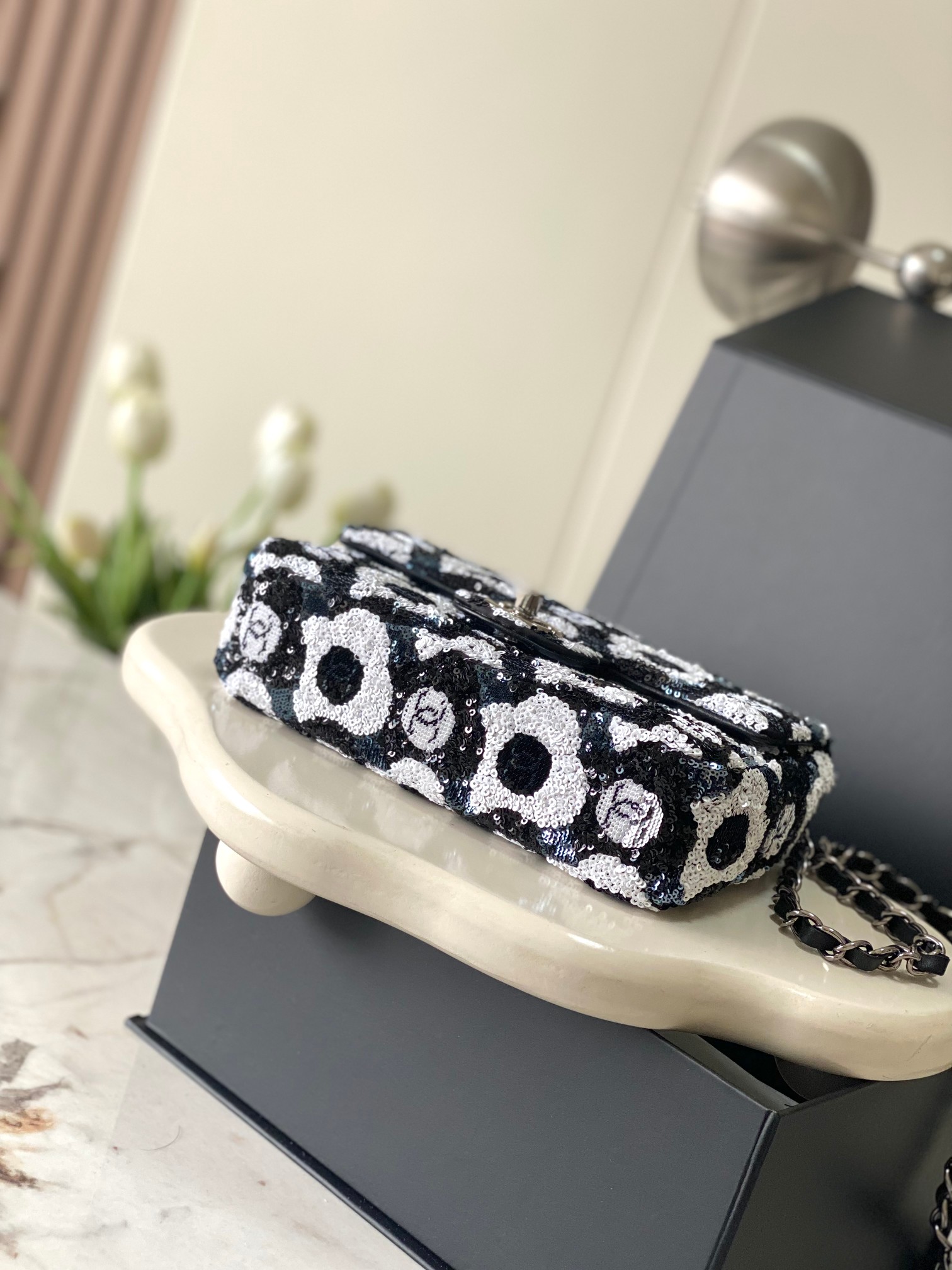 CHANEL MINI CF Camellia Sequined Evening Clutch Sheepskin lining + Full metal hardware Dimensions: 20x14x7cm Style No.: 4418