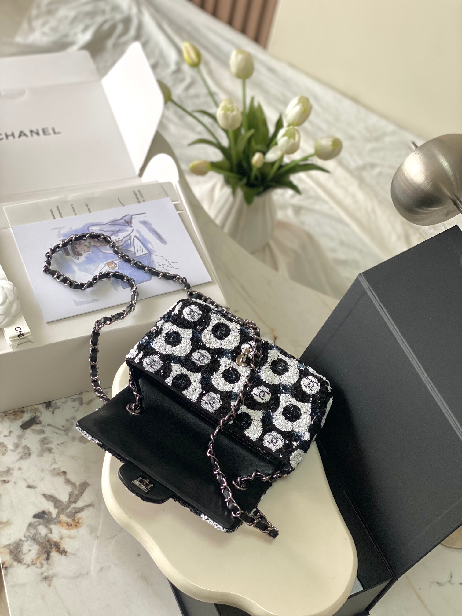 CHANEL MINI CF Camellia Sequined Evening Clutch Sheepskin lining + Full metal hardware Dimensions: 20x14x7cm Style No.: 4418